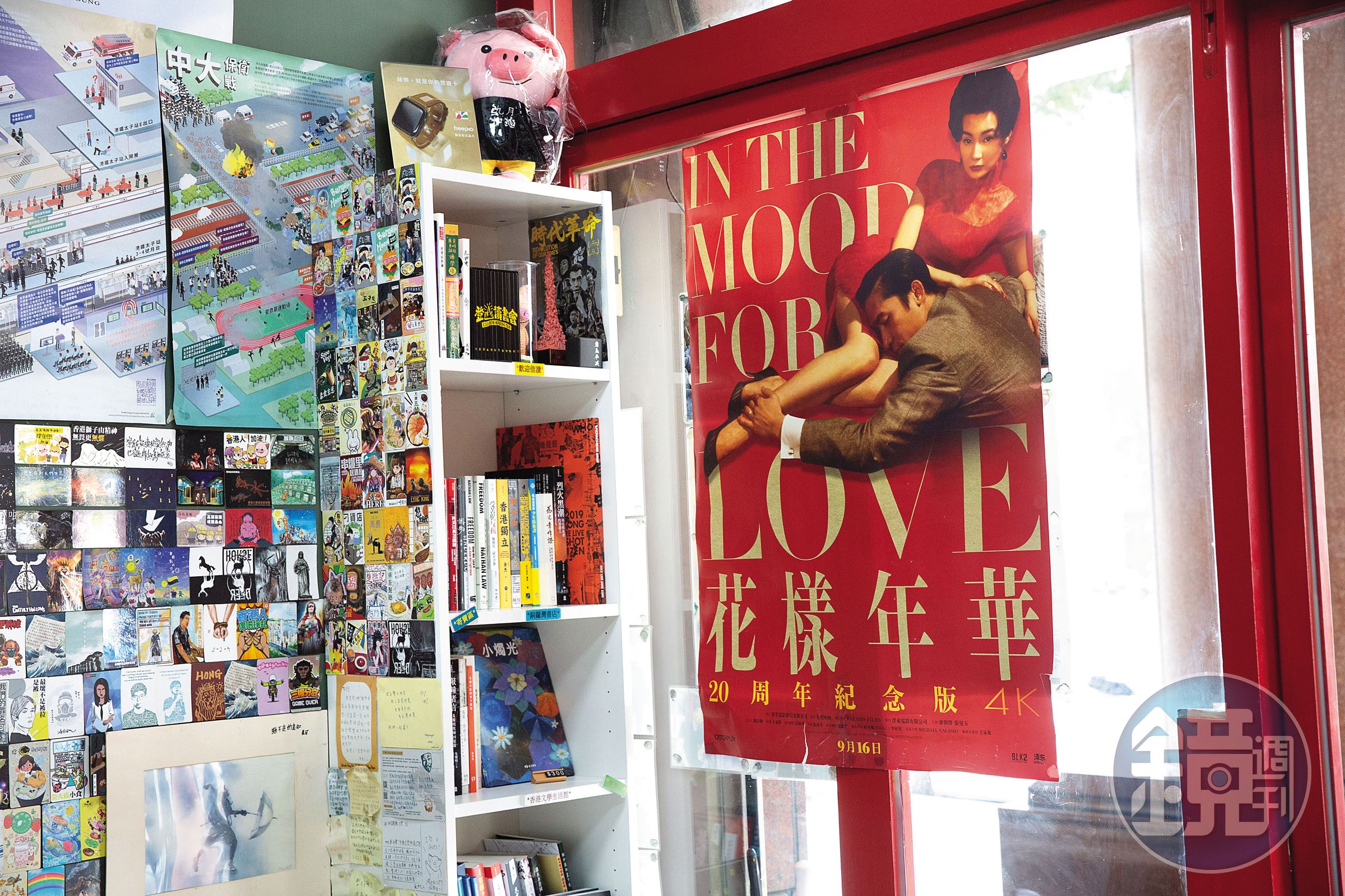 九月茶餐廳店內有大量香港元素,包括書籍、海報等,可以感受與看見香港的歷史與轉變。