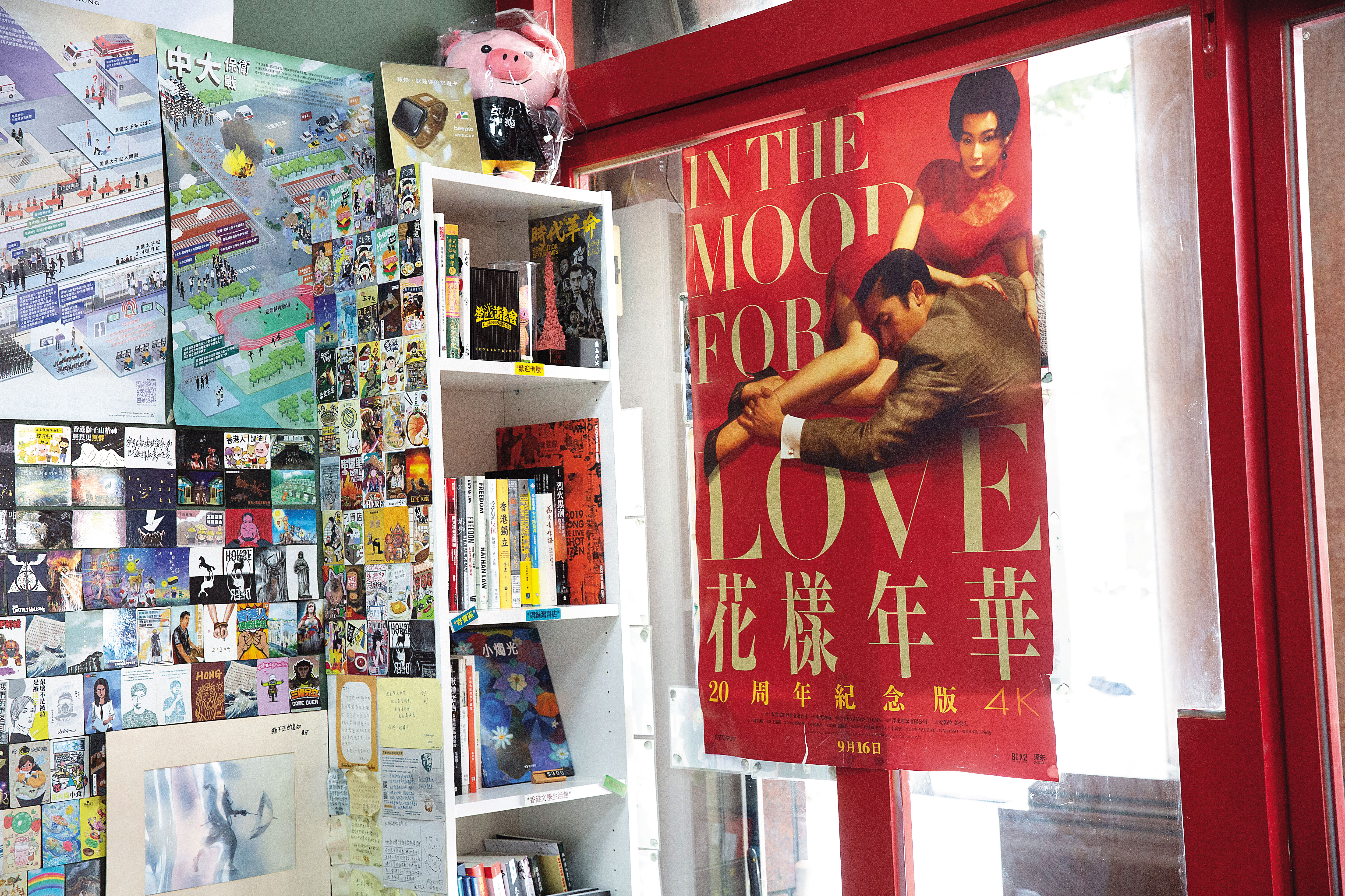 九月茶餐廳店內有大量香港元素，包括書籍、海報等，可以感受與看見香港的歷史與轉變。