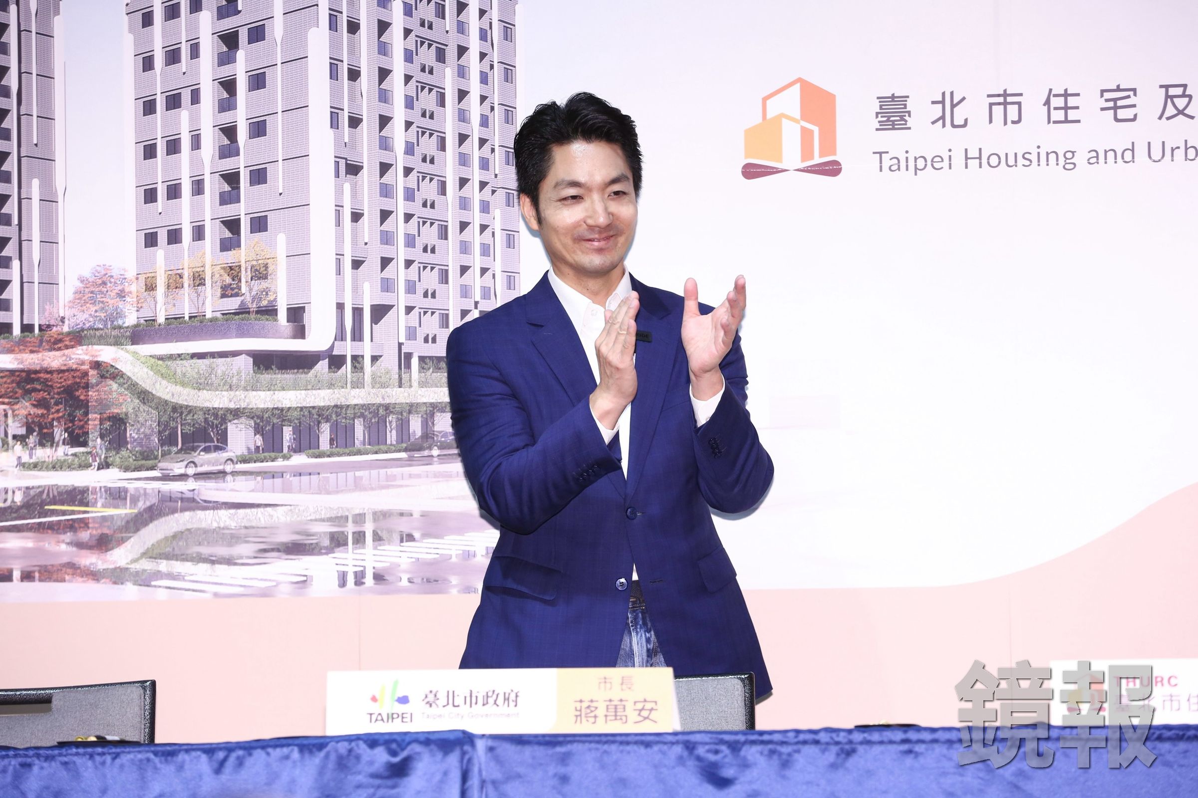 被問還是都上同溫層的專訪、沒有破圈，蔣萬安則說辯論會三立也有共同主辦。（鏡報李鍾泉）
