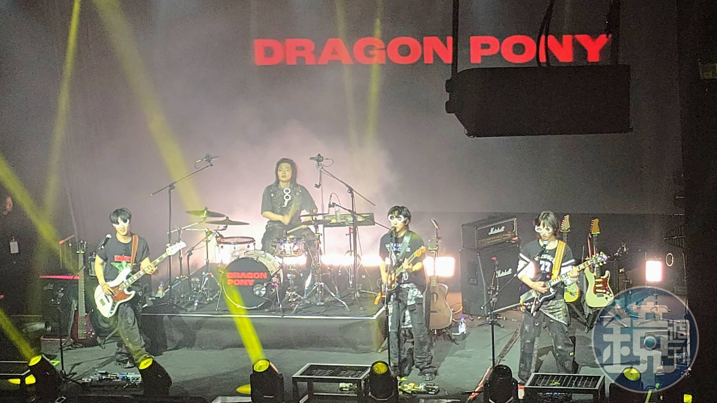 Dragon Pony戴上粉絲應援的紙眼鏡演唱〈STUPID〉。(讀者提供)