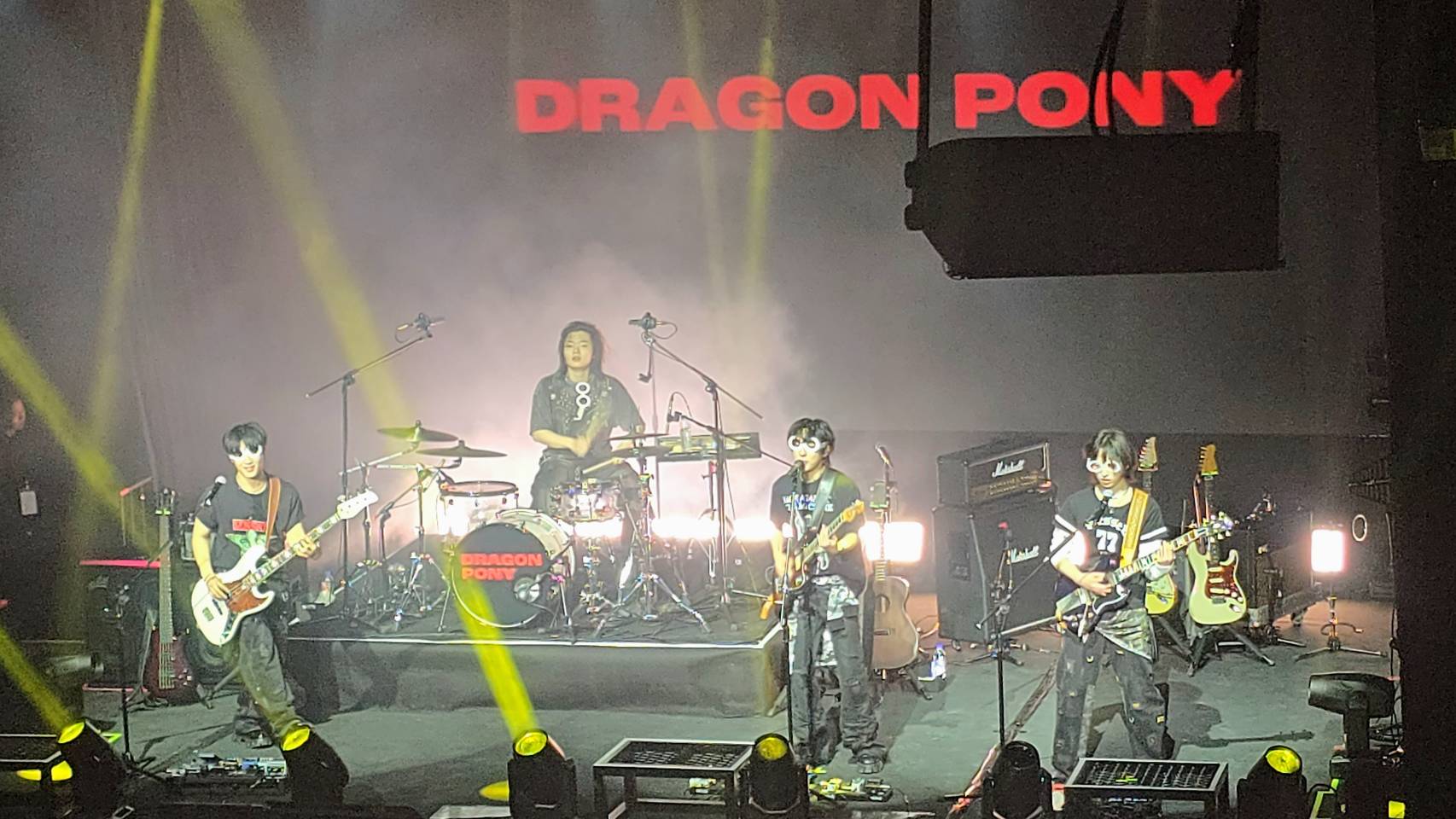 Dragon Pony戴上粉絲應援的紙眼鏡演唱〈STUPID〉。（讀者提供）