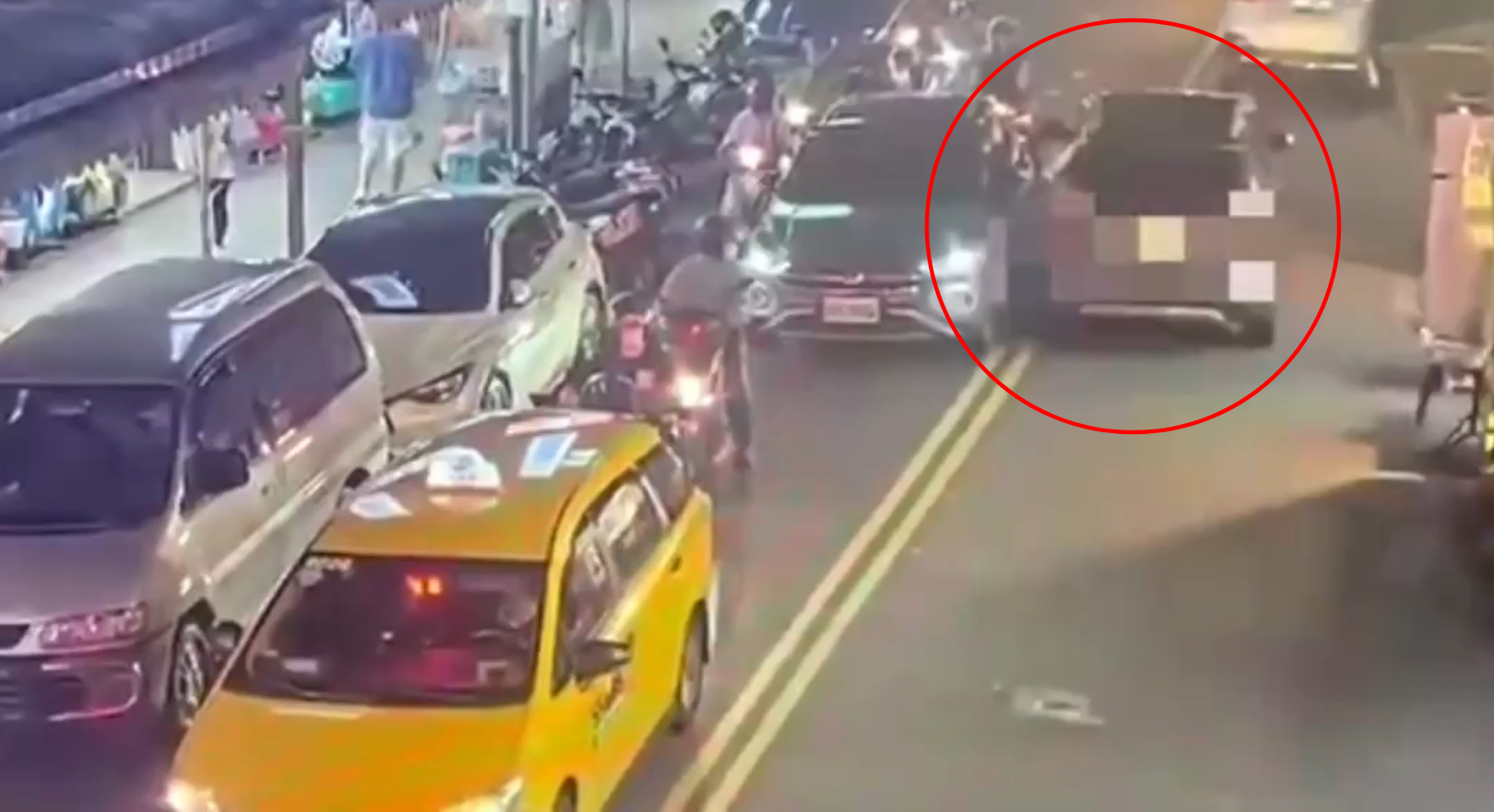 事發當時可見,轎車已經失控。(翻攝記者爆料網)