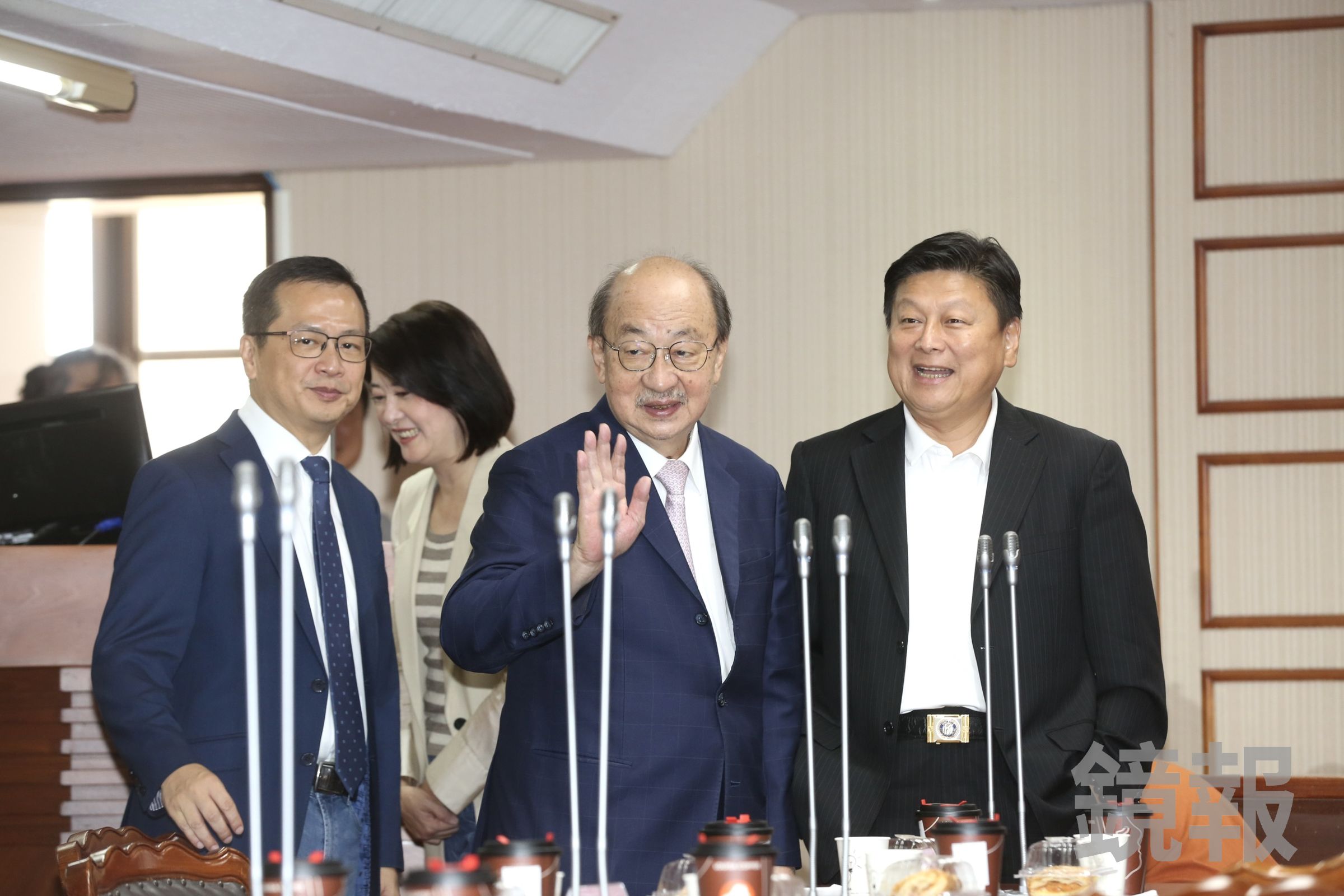 民進黨立院黨團總召柯建銘（中）表示總召任期到明年2月1日。（鏡報董孟航）