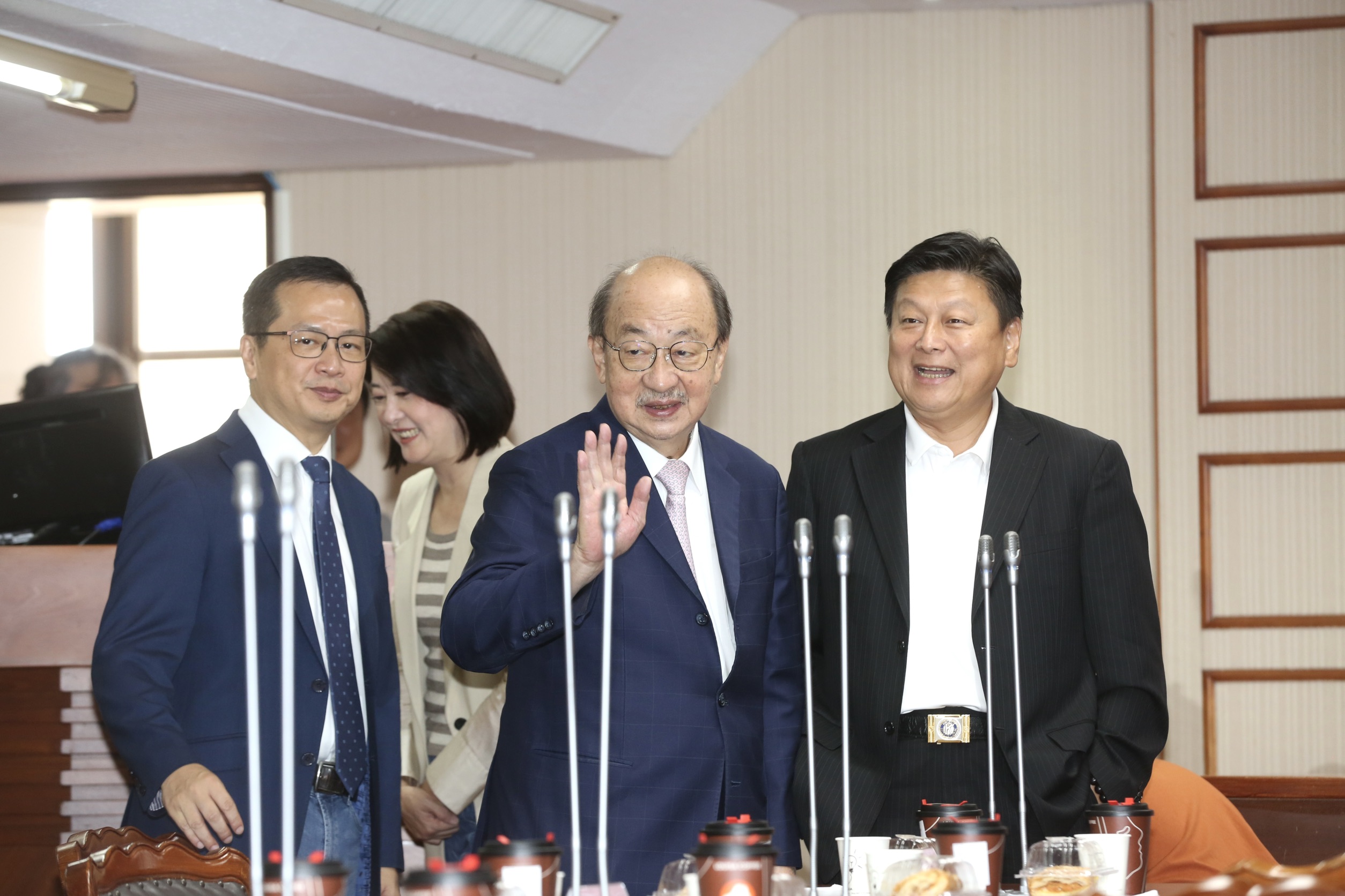 民進黨立院黨團總召柯建銘（中）表示總召任期到明年2月1日。（鏡報董孟航）