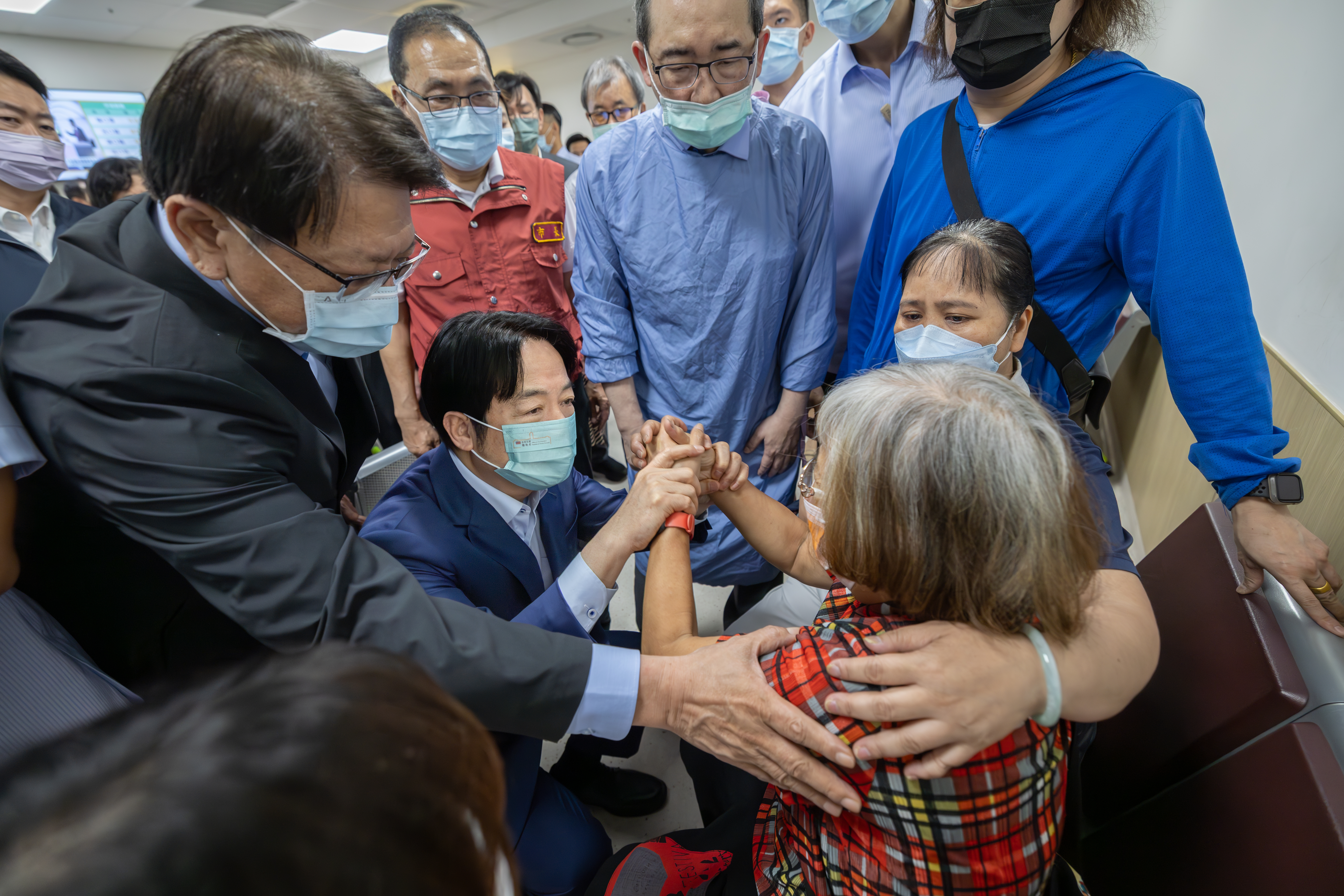 總統賴清德至土城長庚醫院探視三峽車禍傷者及慰問家屬。（總統府提供）