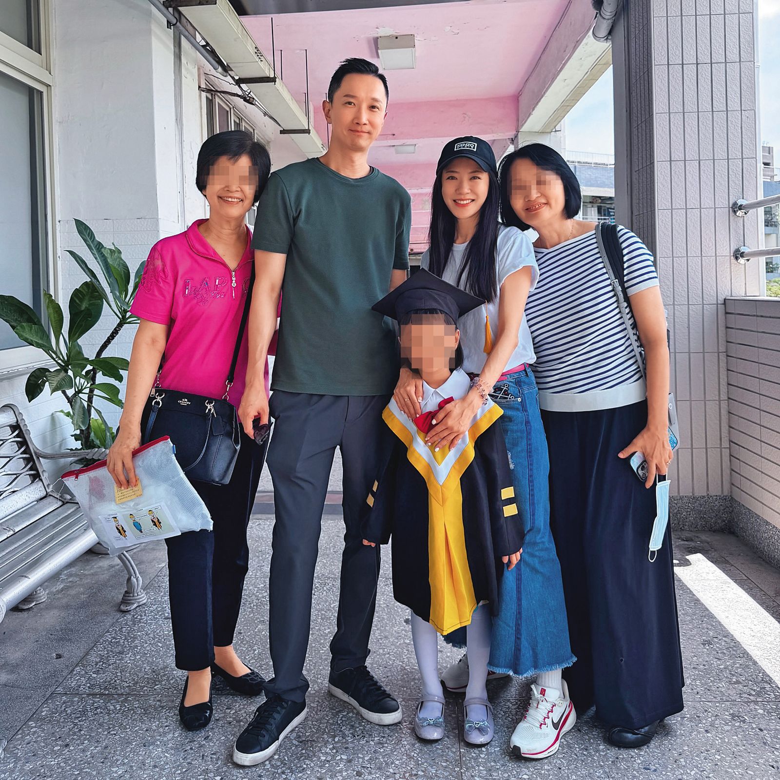 楊千霈（右二）和前夫（左二）出席女兒幼兒園畢業典禮，這也是他們離婚後僅有一次的見面。（翻攝自楊千霈IG）