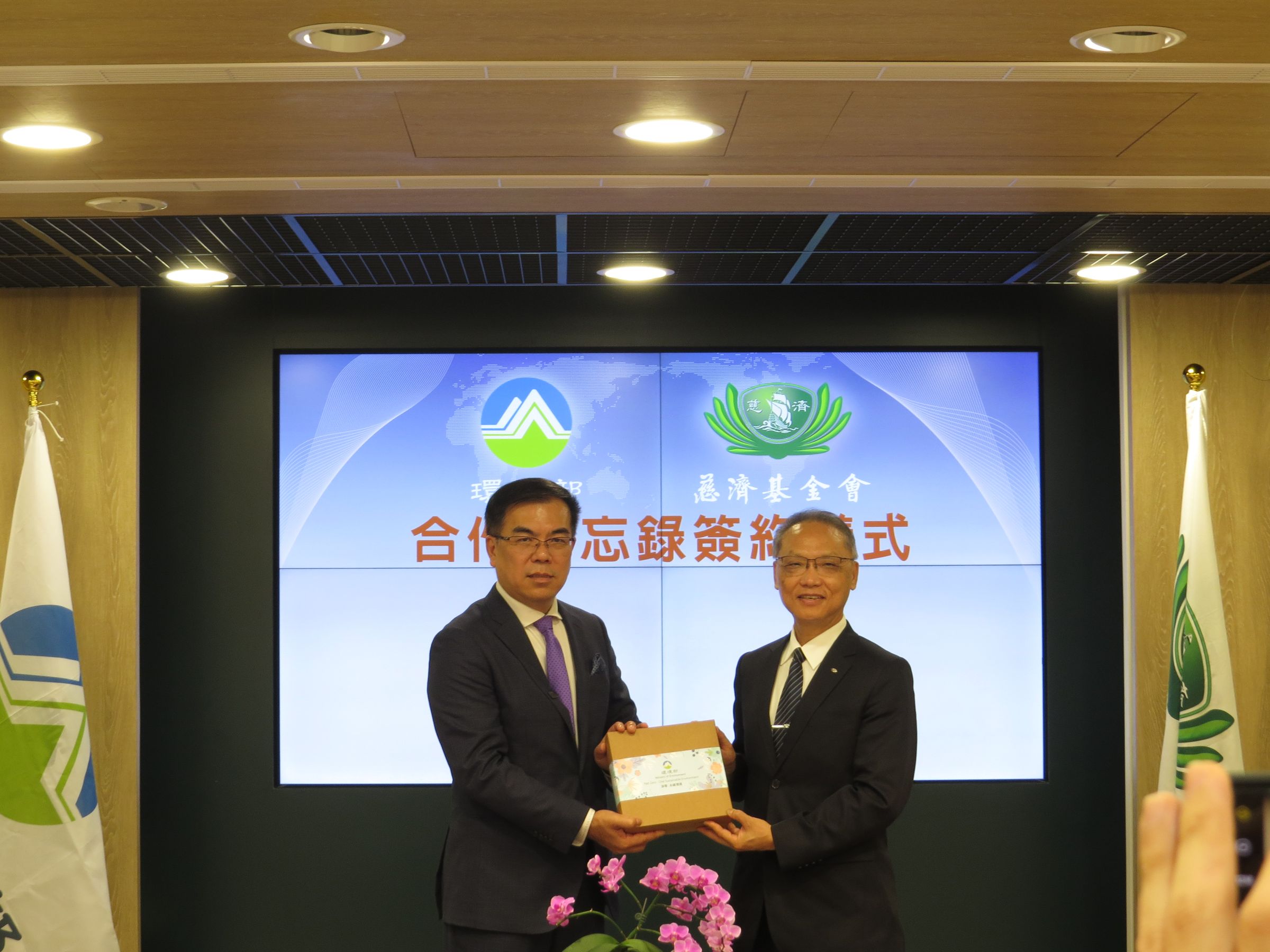 環境部部長彭啟明（左）與慈濟慈善事業基金會執行長顏博文（右）進行簽約儀式。（環境部提供）