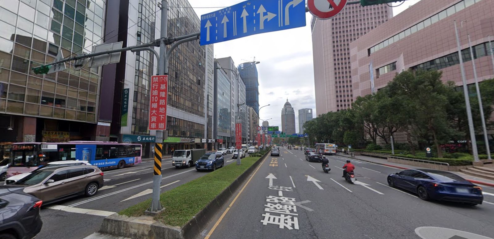 台北市短短200公尺路段狂塞27路牌！　駕駛看到都眼花了