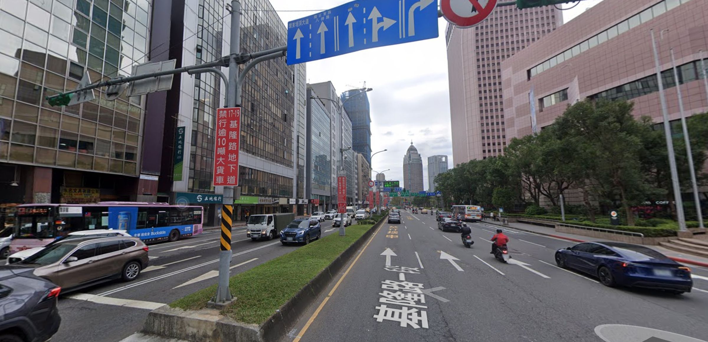 台北市基隆路因交通牌面過多，導致駕駛看到眼花撩亂的狀況。（翻攝自Google地圖）