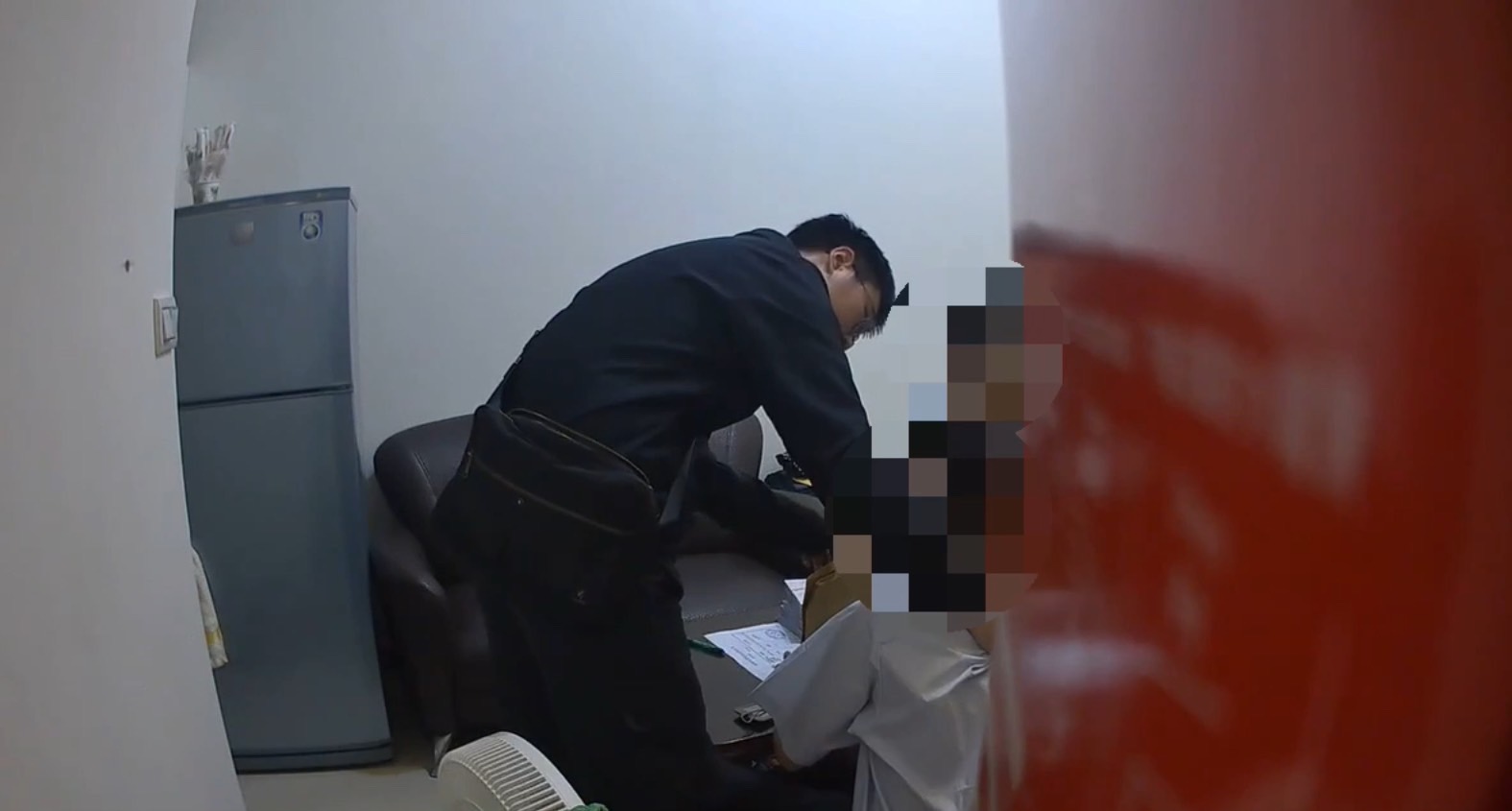 呂女報案後假意與理財專員日約在住處面交，警方在一旁埋伏。（翻攝畫面）