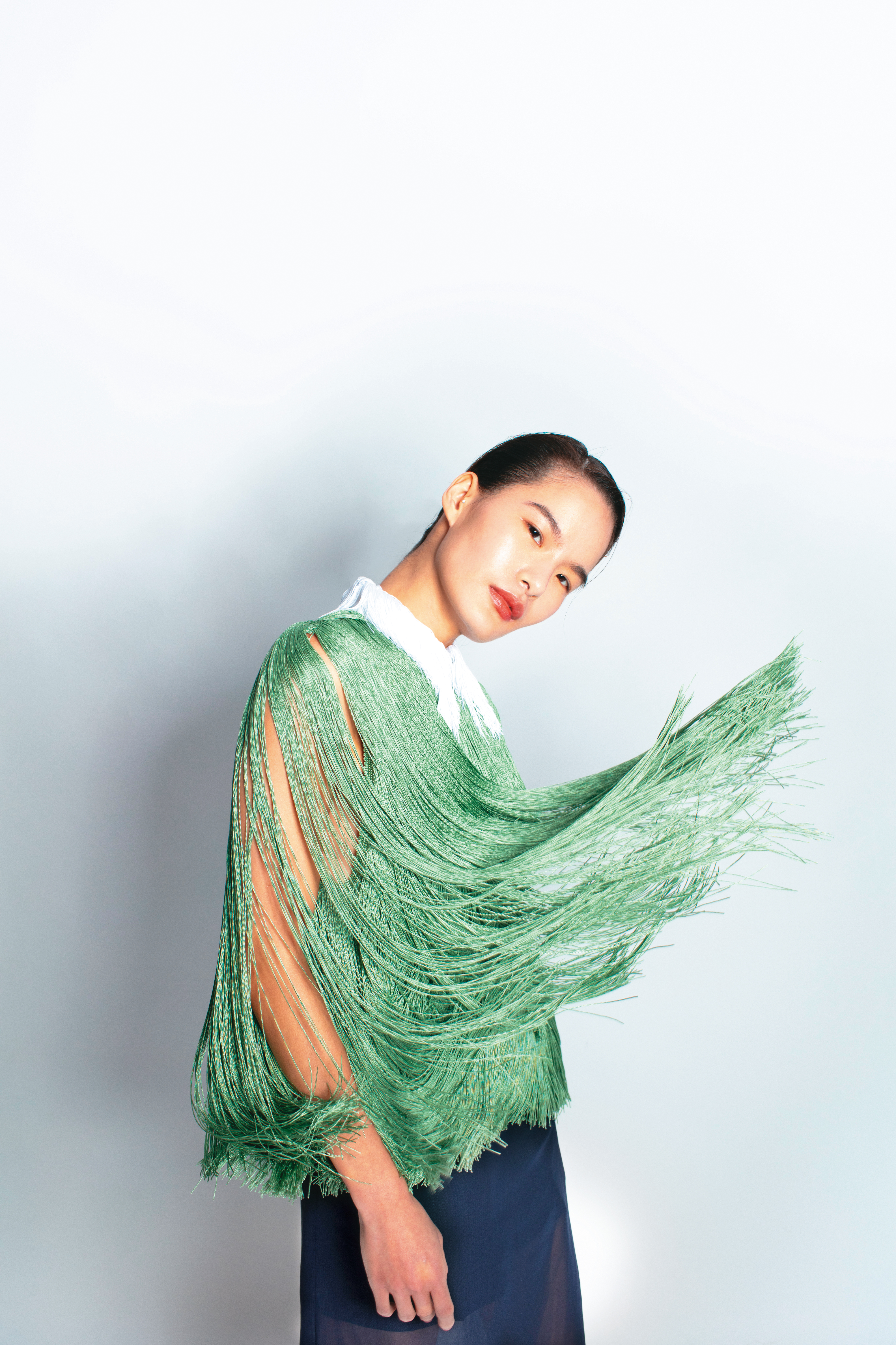 流蘇襯衫 NT$225,000;透膚紗裙 NT$35,000;鐵灰色短褲 NT$35,000(All by Prada)