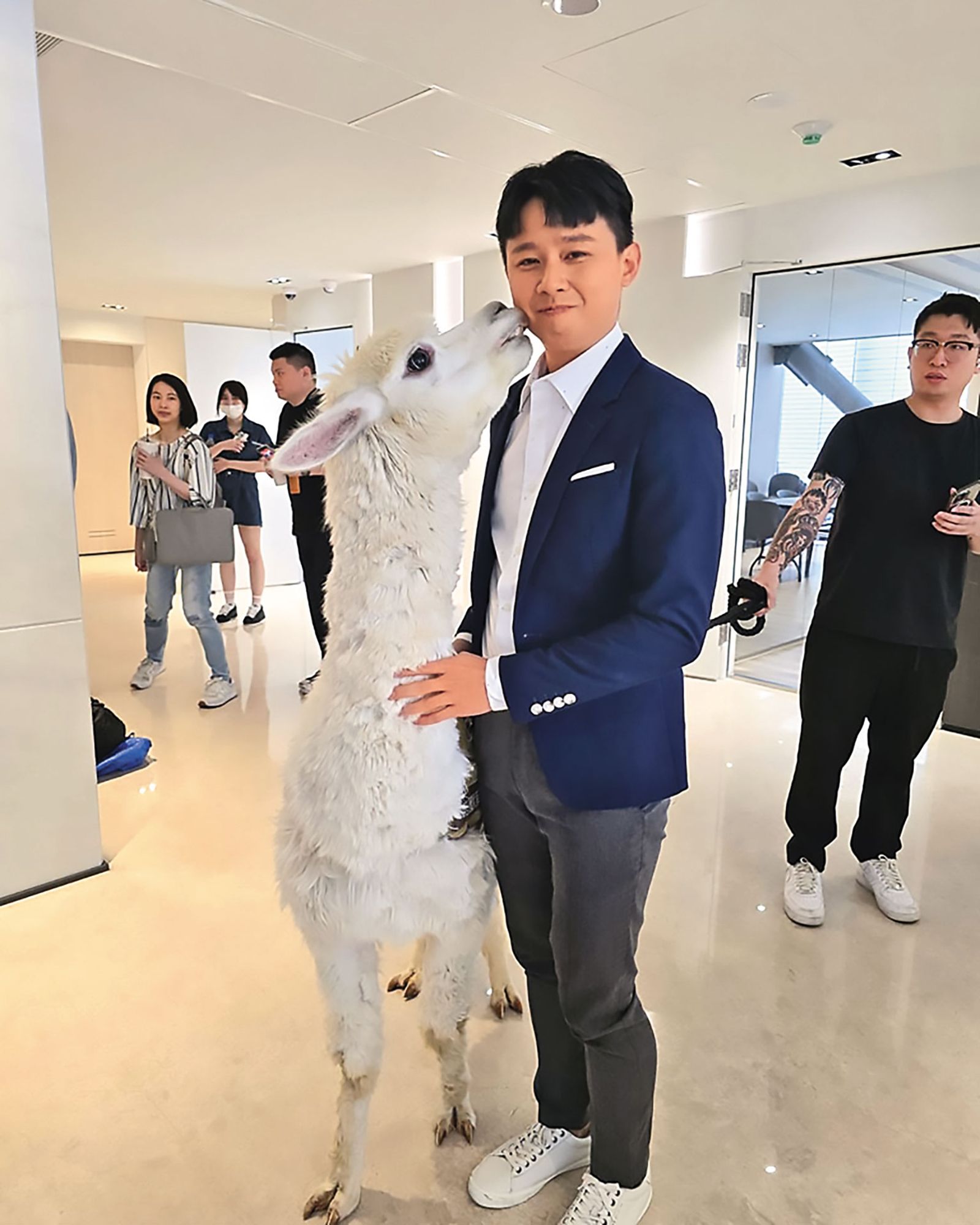 獸醫師殷碩韓執業多年，經常受邀參加跟動物有關的活動。（翻攝殷碩韓獸醫師臉書）