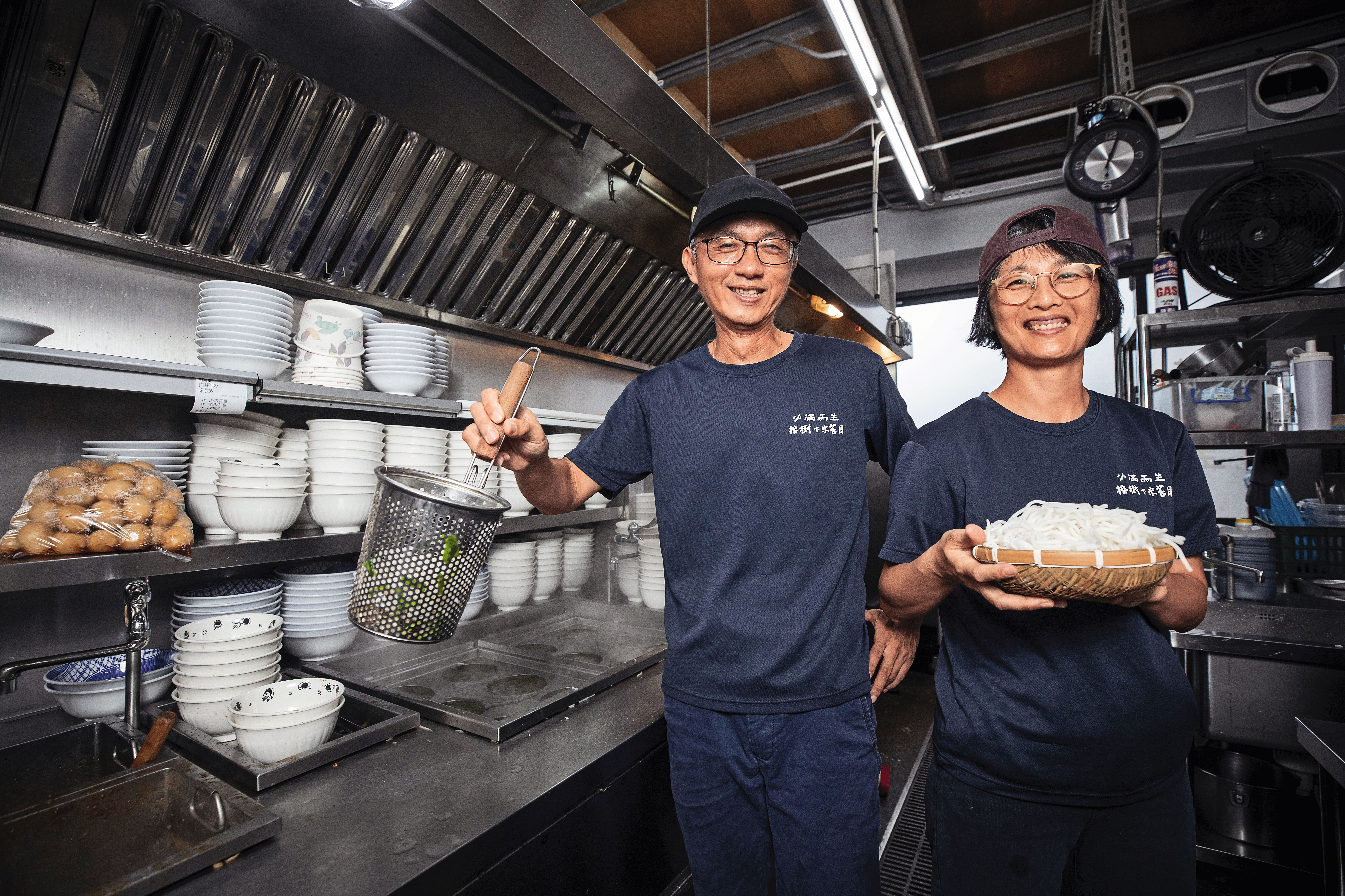 黃博富和廖庭儀夫婦傳承父母的老味道，以「榕樹下米苔目—小滿雨生」重啟品牌，讓老字號有了新生命。