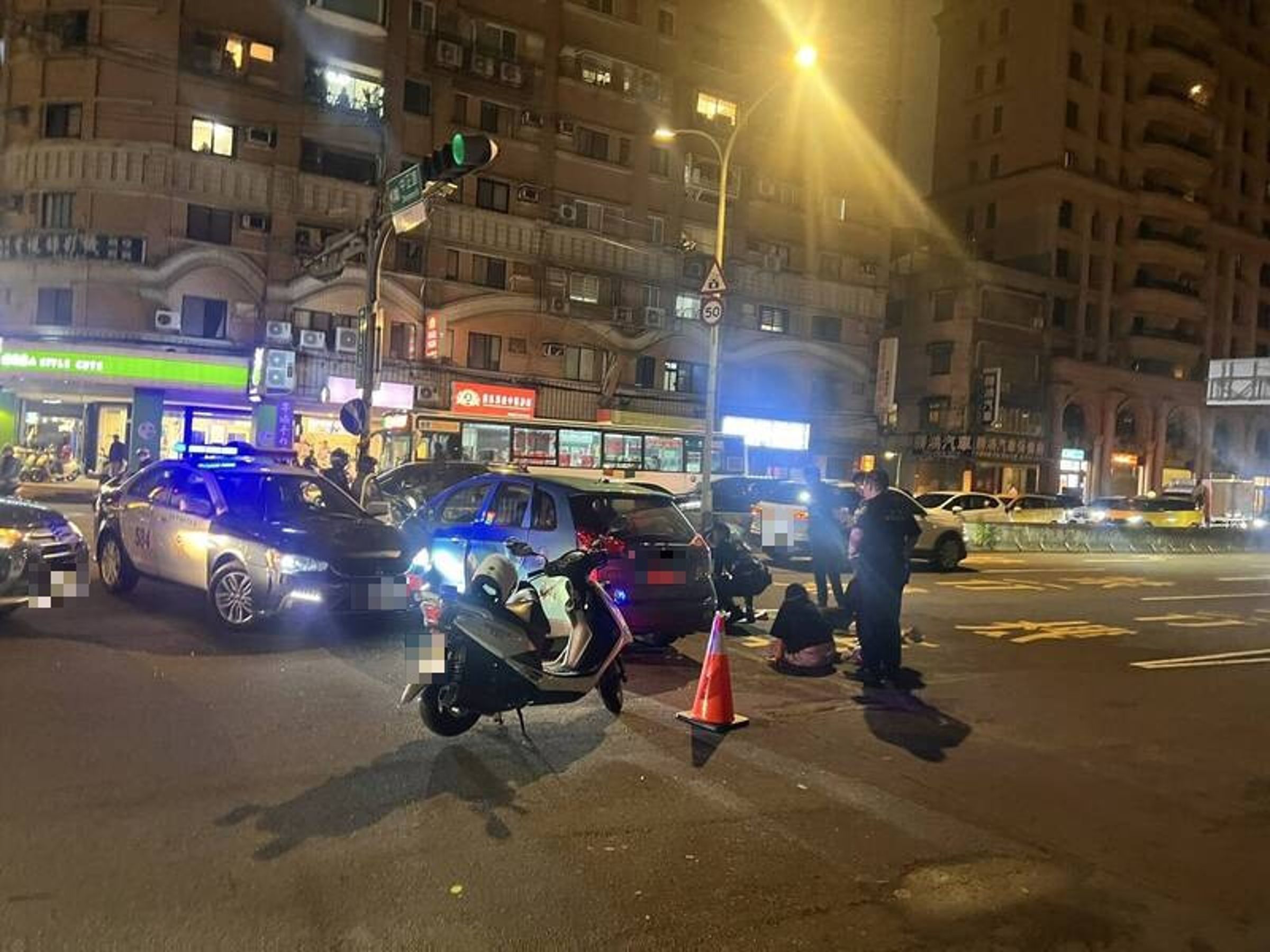 警方以主動衝撞嫌犯車輛方式逼停,攔截圍捕成功,當場逮捕車內兩男一女,搜出一個安非他命吸食器。(警方提供)