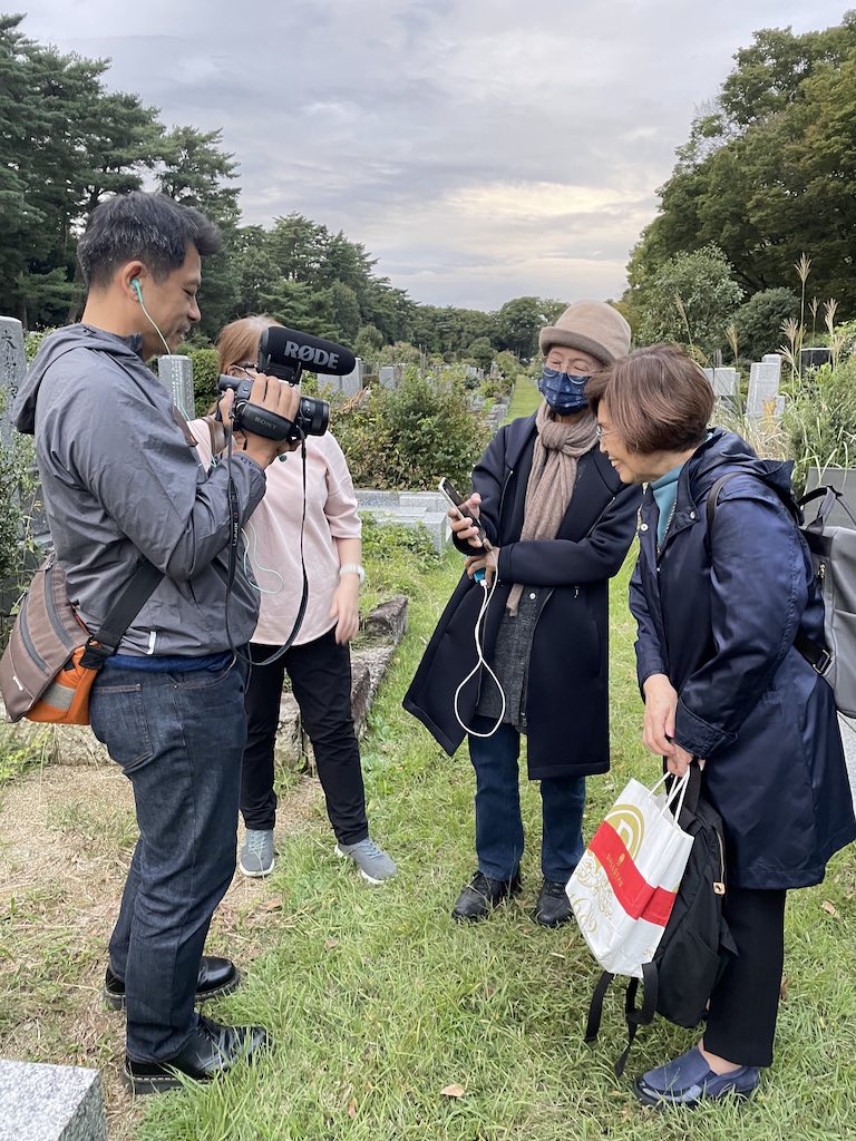 黃銘正(左)和連楨惠(右二)赴日本拍攝湯德章父親家族的墓園。(希望行銷提供)