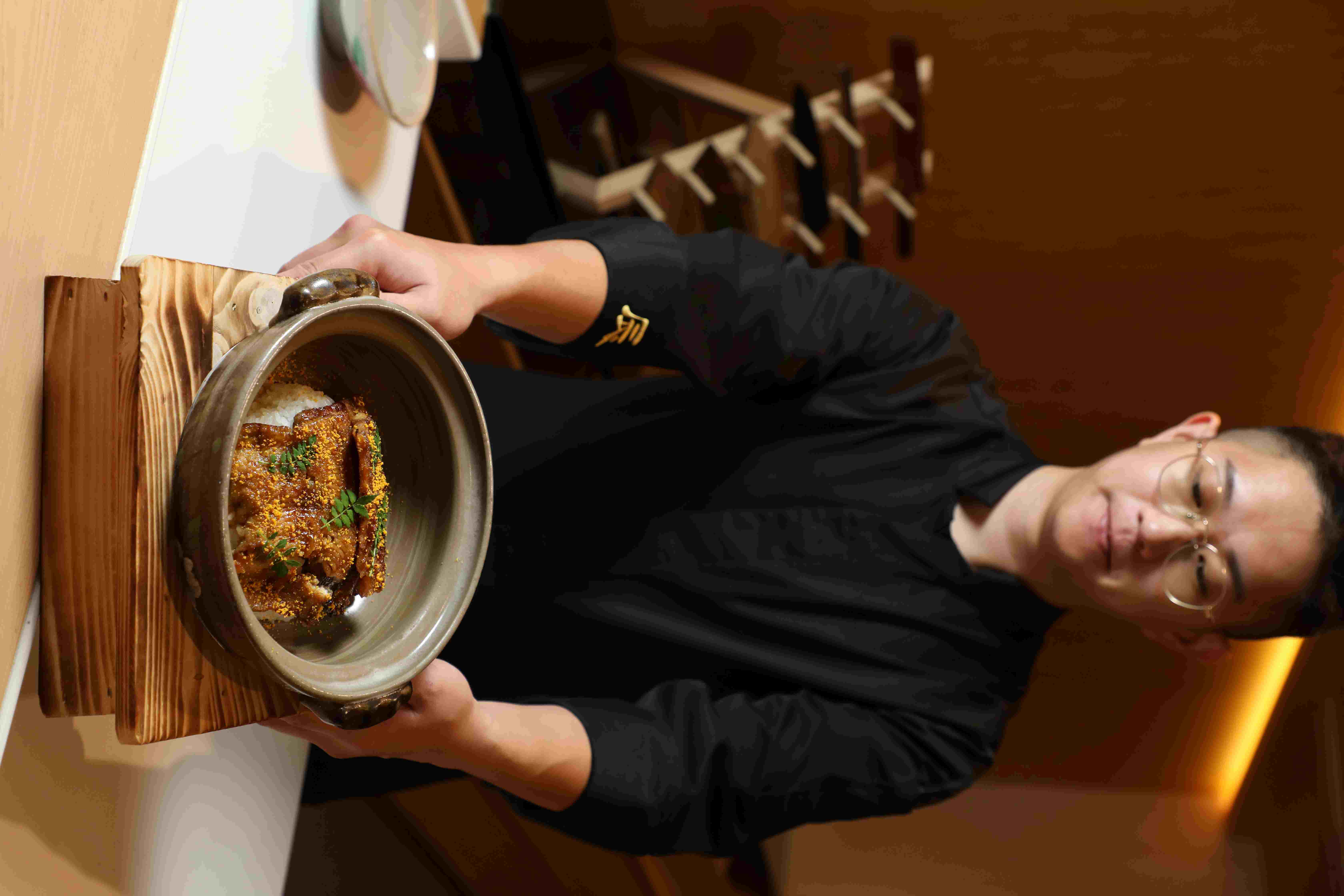 處理繁複又要格外注意火候的「鰻魚釜飯」，一口吃下，甜鹹脆嫩的口感交織，客人享受的表情證明一切功夫都是值得的。