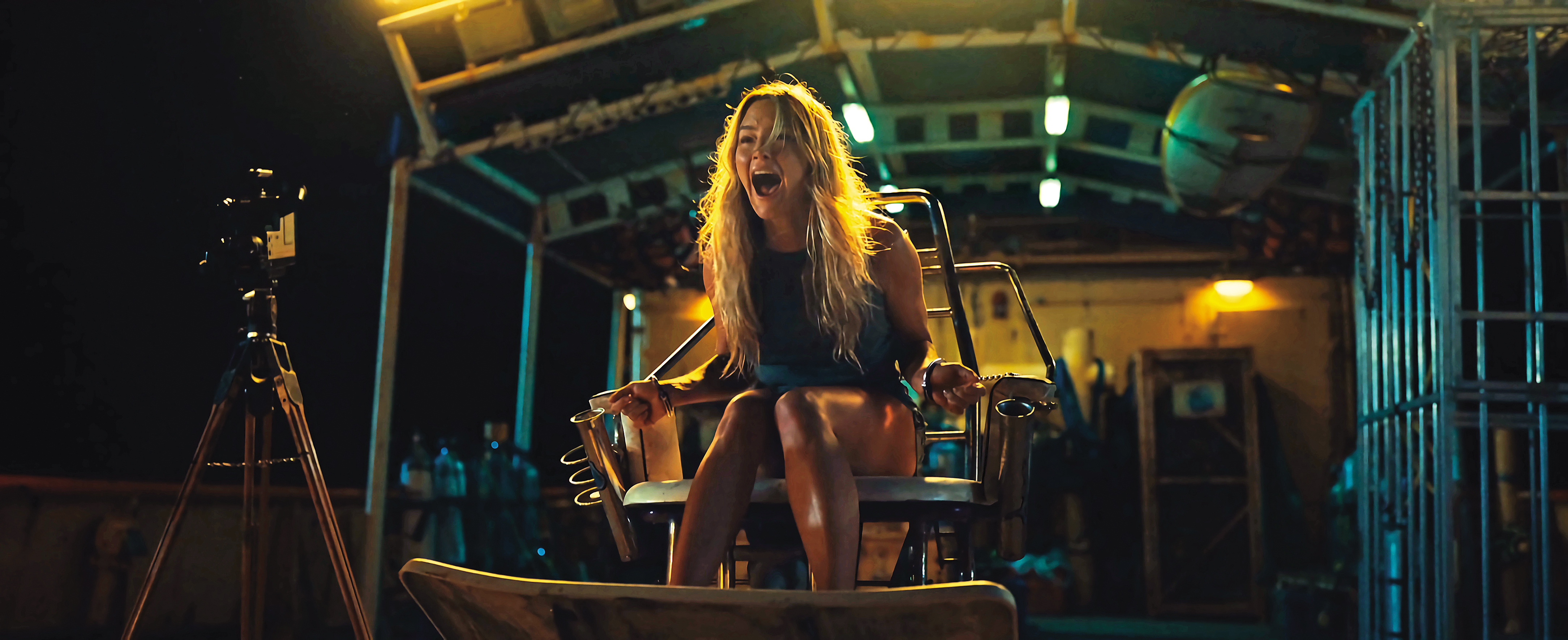 女主角遇上沉迷鯊魚的殺人魔，電影上演一場駭人的「人肉餵鯊秀」。（CATCHPLAY提供）