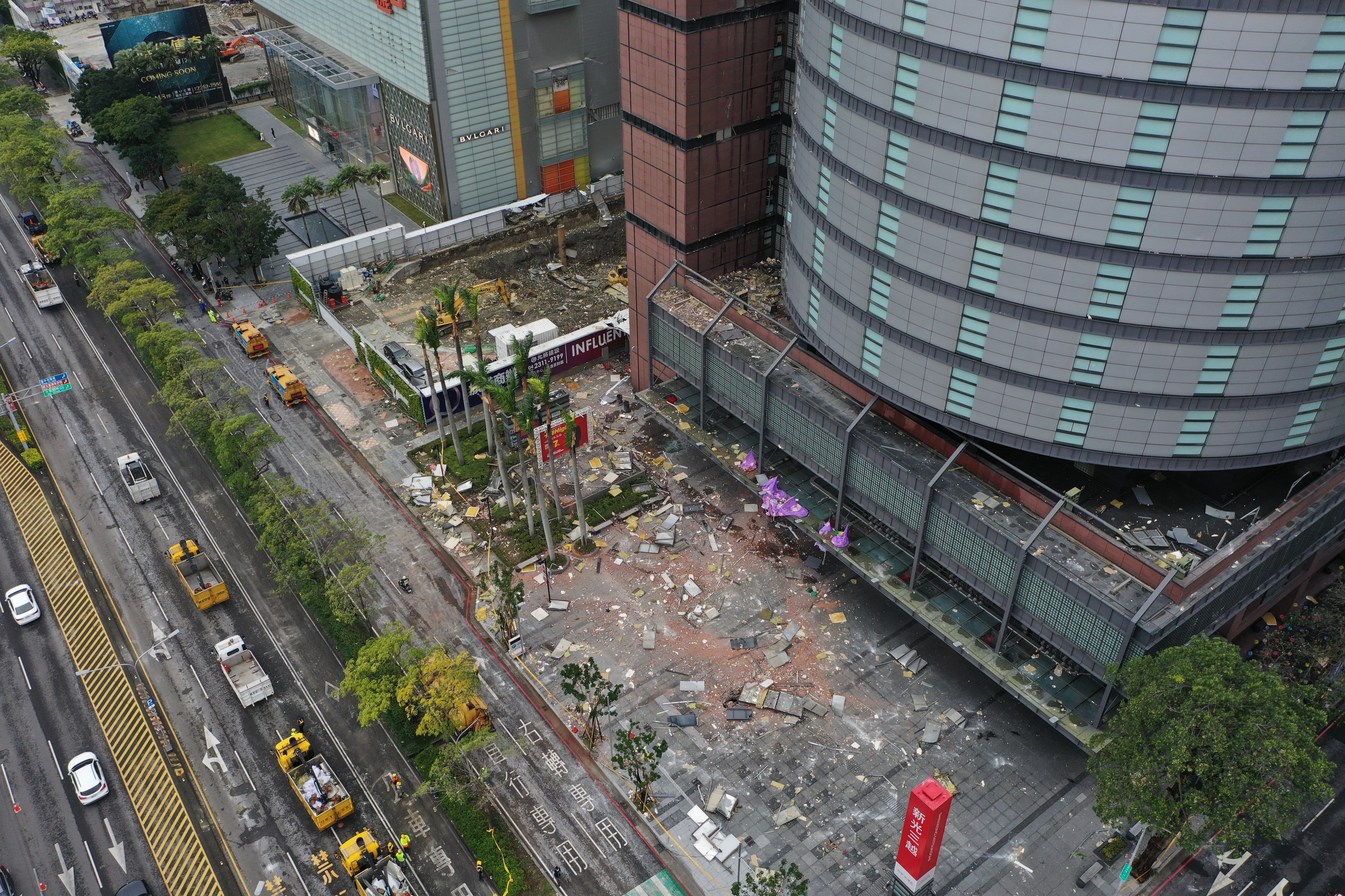 新光三越台中中港店12樓美食街13日發生嚴重氣爆，釀成4死逾30傷悲劇。