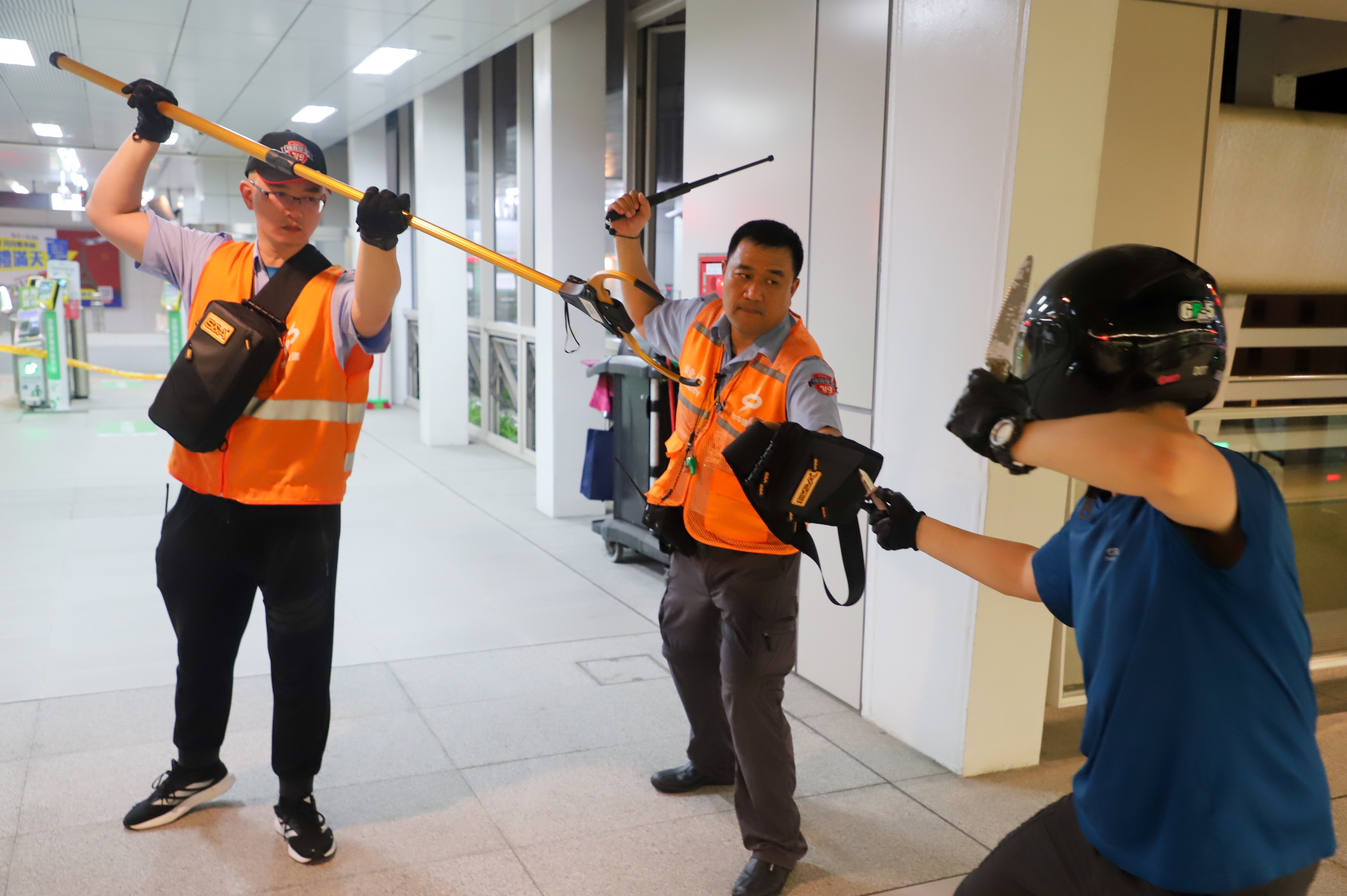 中捷保全新增隨身防割背包、防割手套等防護裝備，加強防禦能量。（中捷提供）