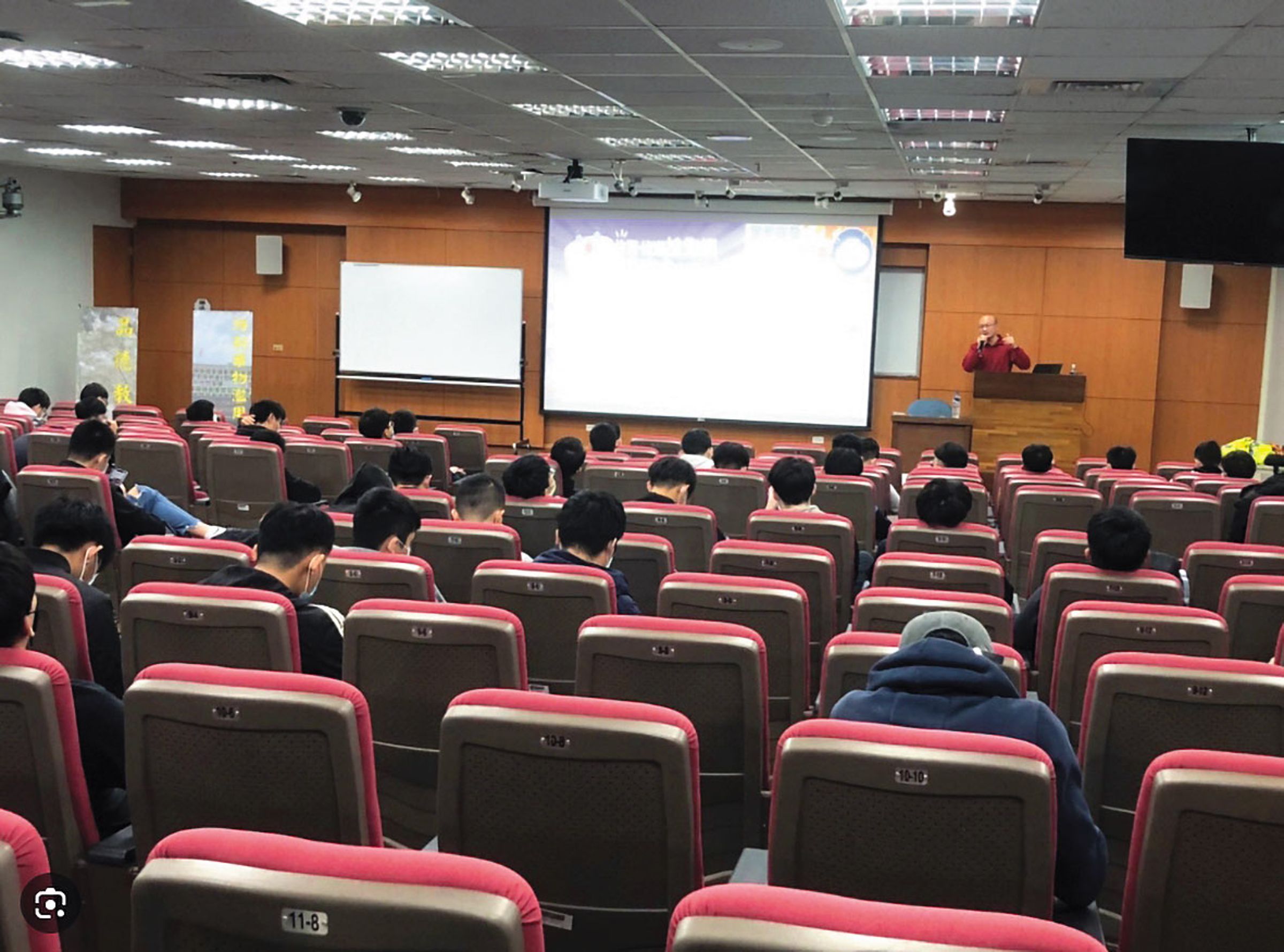 由於統計學是管理學院必修課,因此上課人數常近百人。(示意圖)