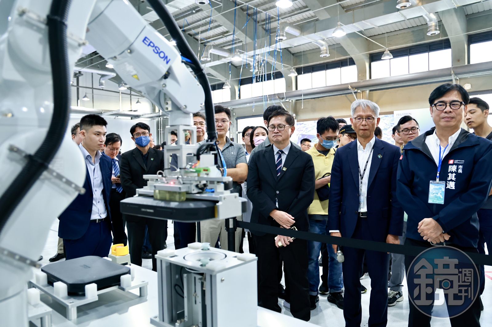 和碩前進高雄於今日舉行「亞灣數位轉型研訓基地」開幕典禮,和碩董事長童子賢、經濟部次長何晉滄與高雄市市長陳其邁共同出席。