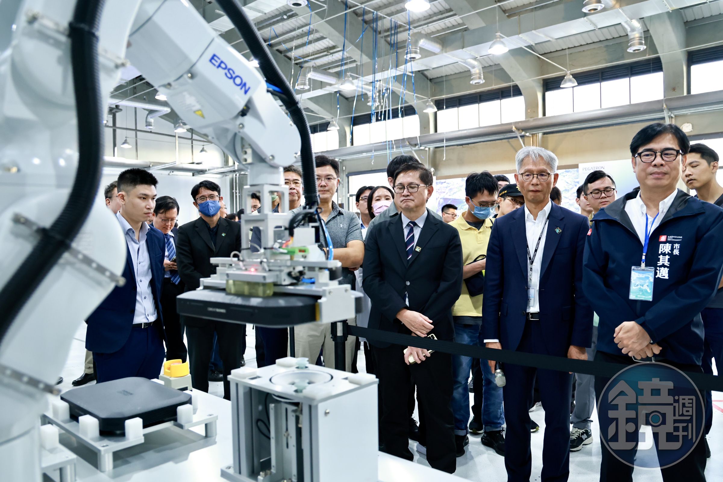 和碩前進高雄於今日舉行「亞灣數位轉型研訓基地」開幕典禮，和碩董事長童子賢、經濟部次長何晉滄與高雄市市長陳其邁共同出席。