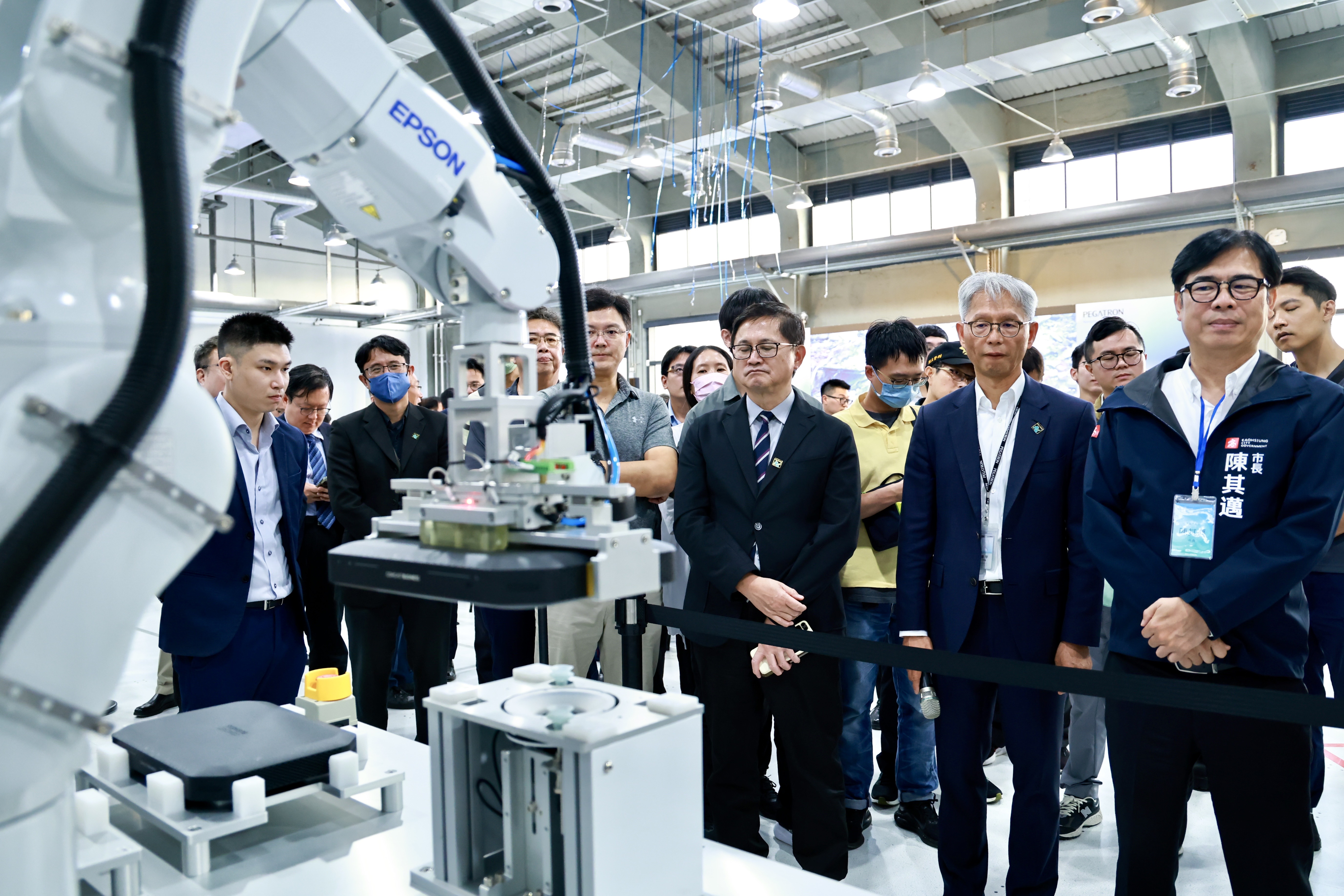 和碩前進高雄於今日舉行「亞灣數位轉型研訓基地」開幕典禮，和碩董事長童子賢、經濟部次長何晉滄與高雄市市長陳其邁共同出席。