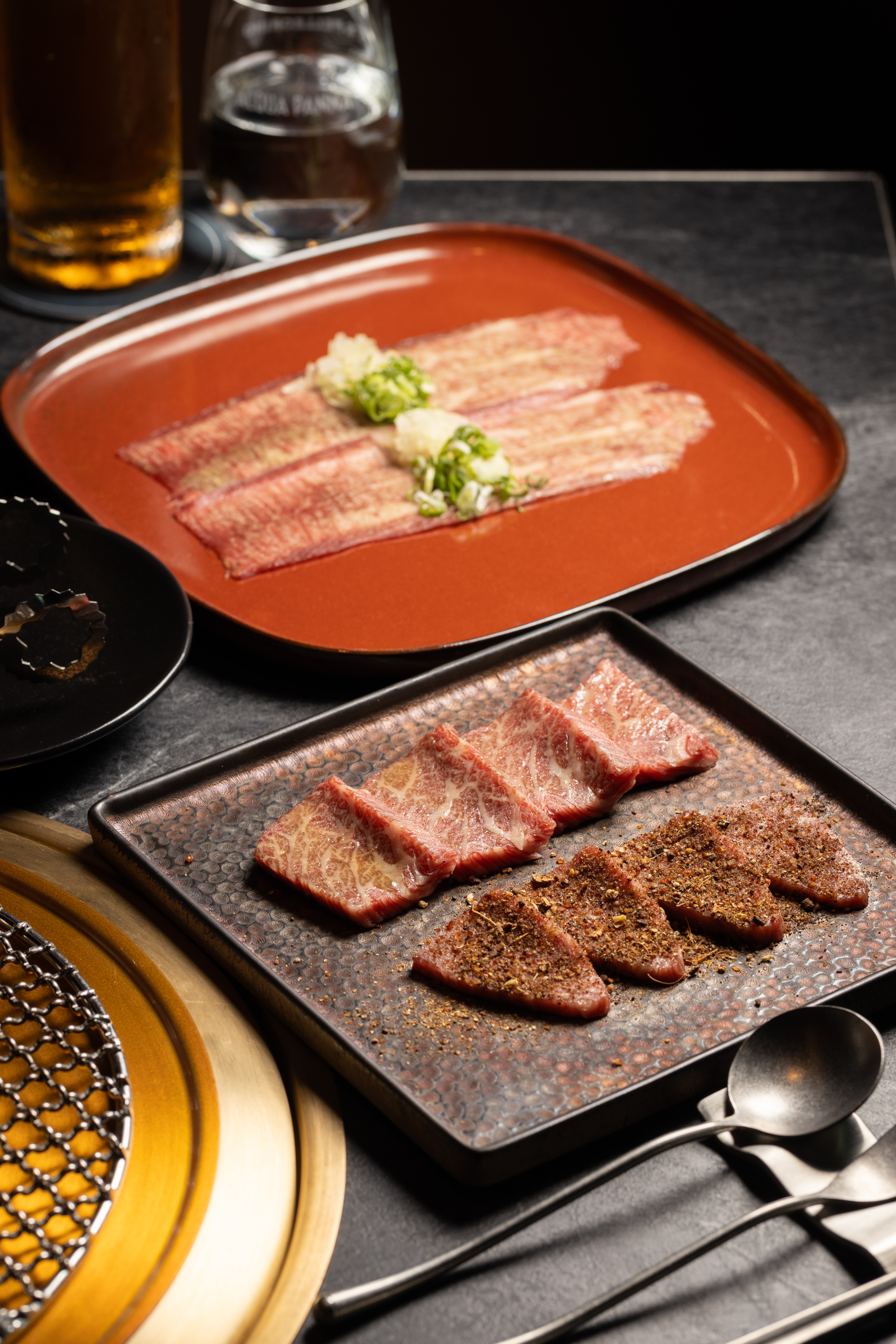 套餐菜色包括「日本和牛精選厚切」（中）與「日本和牛赤身肉」（前）以及「澳洲和牛牛舌」（後）等共7道頂級肉品。（4,960元星胡同雙人精選套餐菜色）