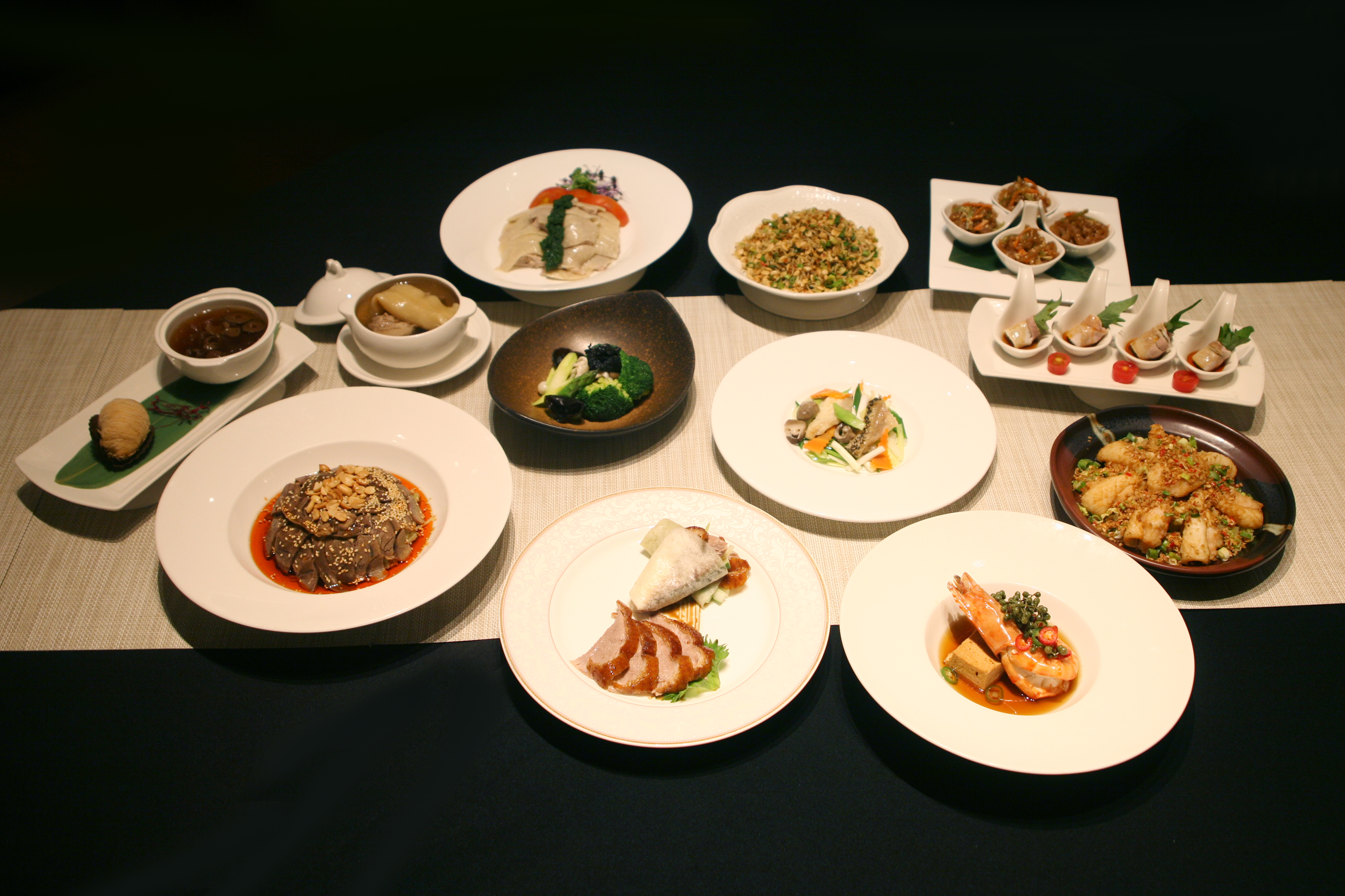 「川粵百味套餐」含 川粵百味迎賓皿(紫蘇白肉卷/椒麻土雞/夫妻肺片/芥味海蜇絲/百花吊片/吻魚瓜仁)鮮花椒百葉虎蝦球、花膠筒燉土雞、國賓片皮鴨、韭黃草菇龍膽球、牛肝菌綜合時蔬、蘿蔔千絲酥、桂圓銀耳燉紅蓮(NT$2,580+10%/位)。