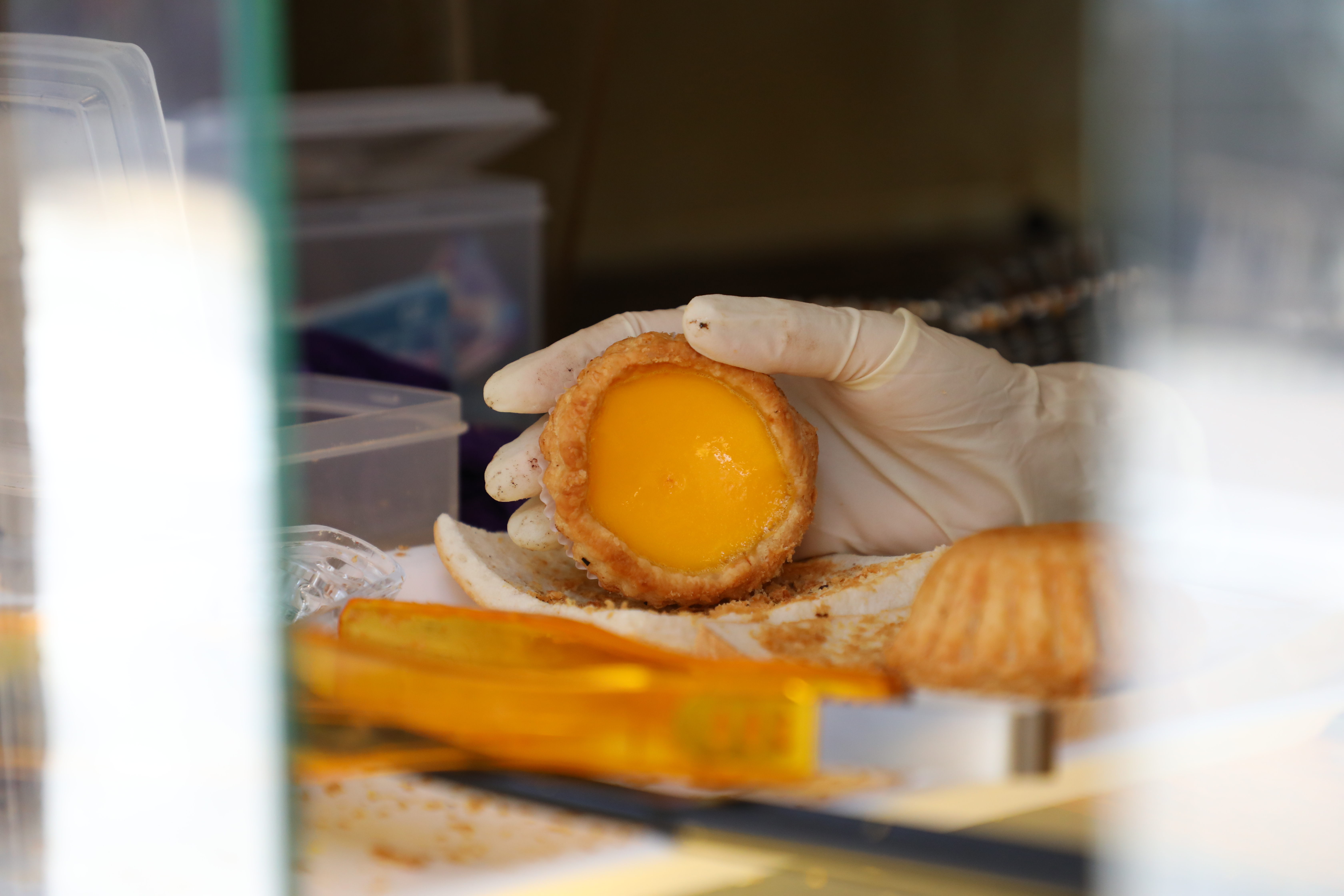 走進香港巷弄，循著香氣尋找隱藏在深處的小店，一顆完美的酥皮蛋撻，就可點燃旅人挖掘小吃的熱情。