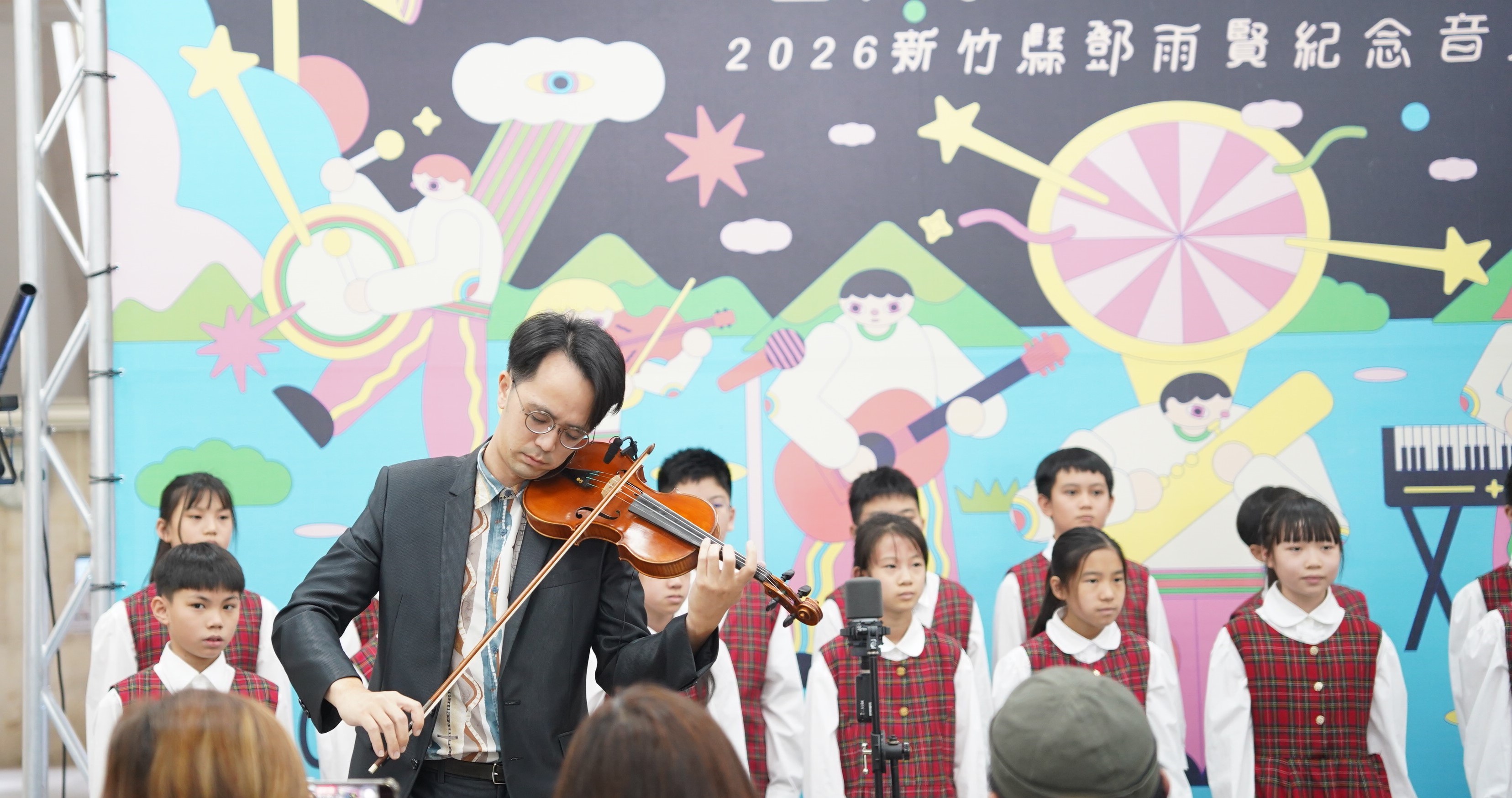 鄧雨賢曾孫趙弈喬演出鄧雨賢作品。（新竹縣政府提供）
