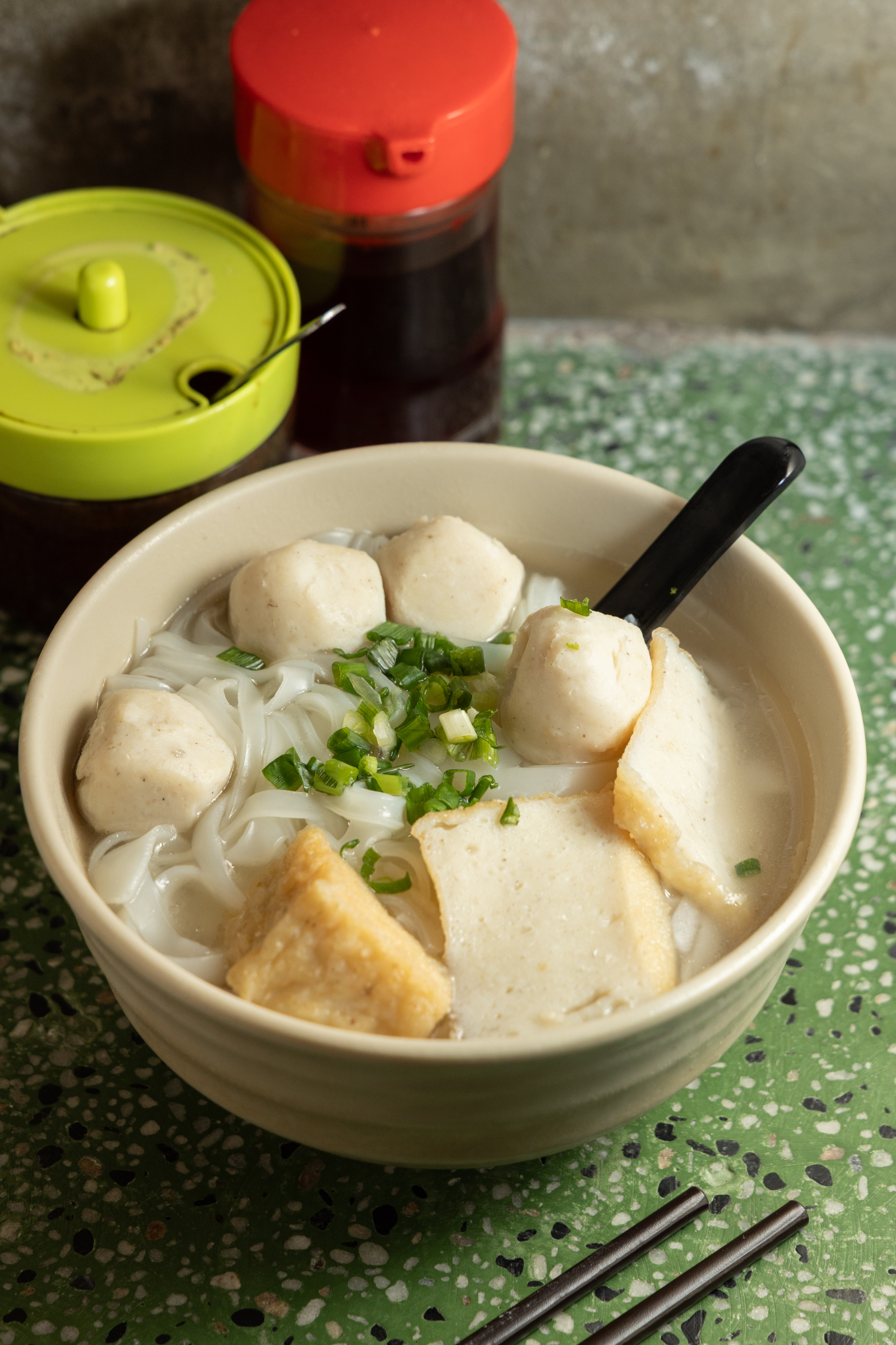 「魚蛋魚片雙拼」的魚蛋非常彈牙，配上以大骨和大地魚等食材熬製的清甜湯頭，非常涮嘴。（港幣48元／份）