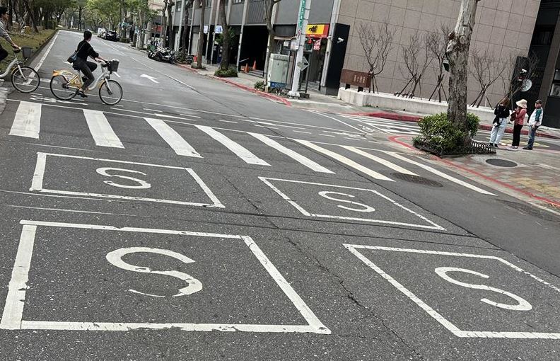 民眾在台北市的馬路上看見4個方框中間寫S，好奇有何功能。（翻攝臉書社團「路上觀察學院」）