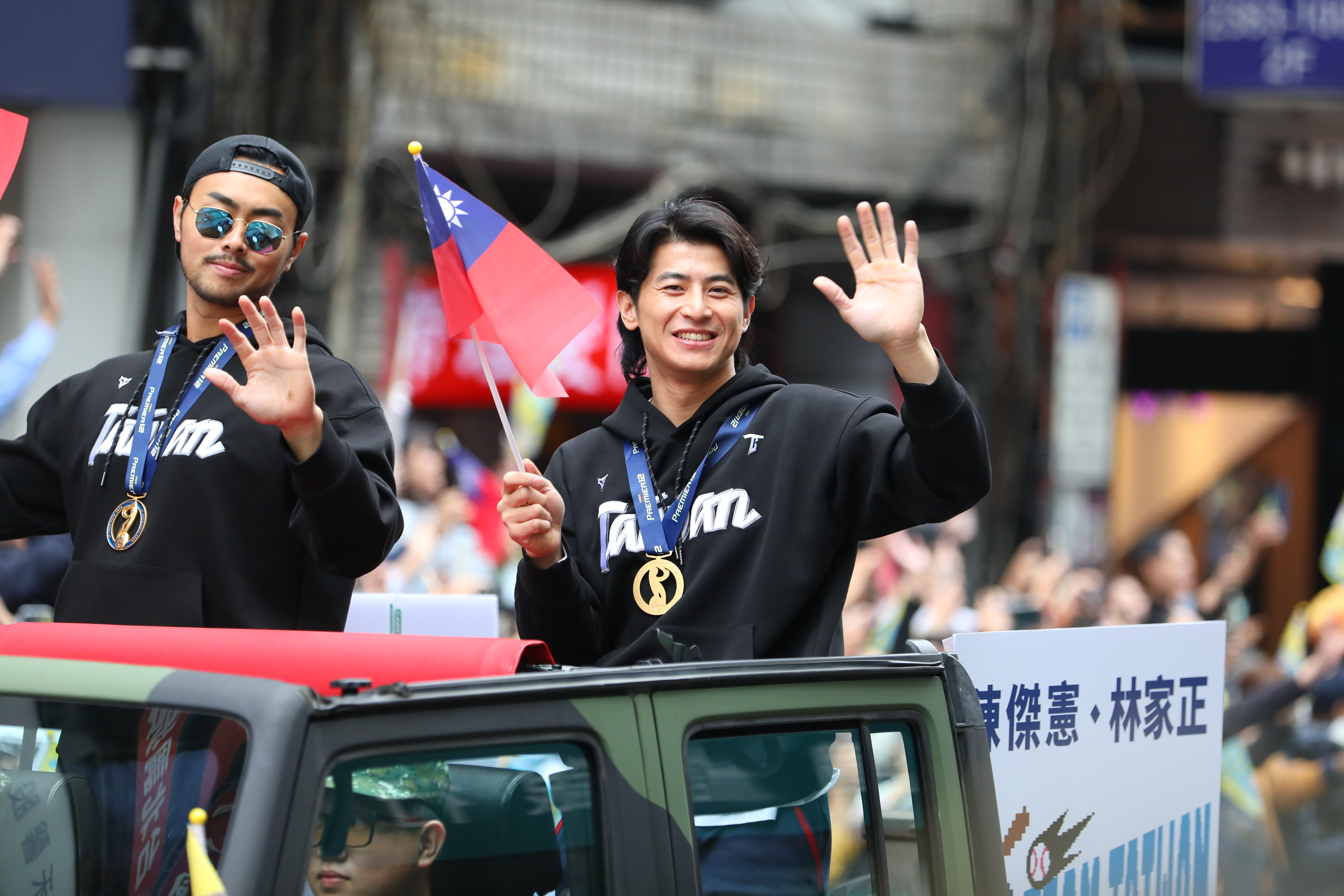 台灣隊長陳傑憲（右起）與捕手林家正同車遊行。