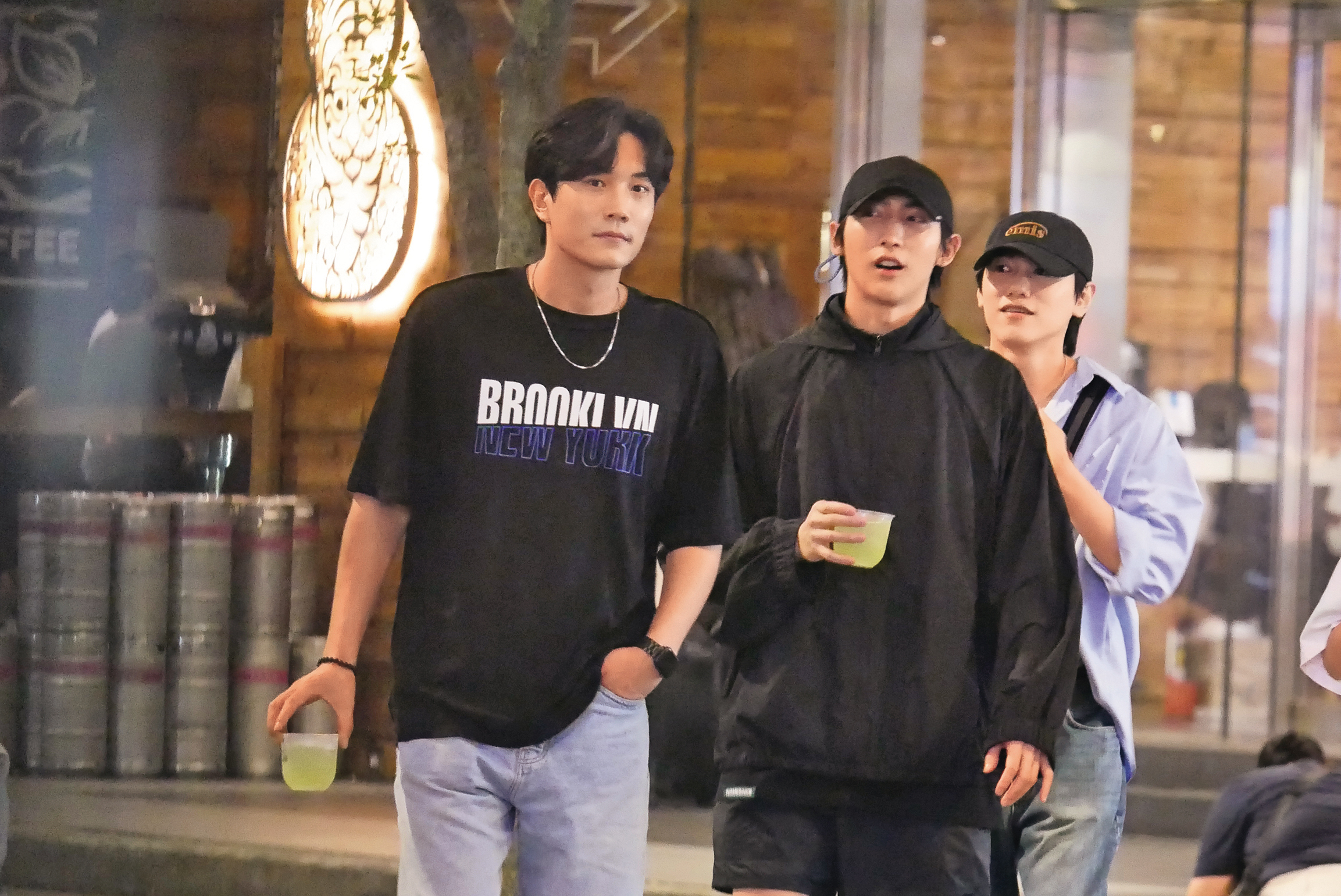 BL夯劇《關於未知的我們》的邱宇辰（右）、黃宏軒（中）、金在勳（左）離開了戲也黏一起，但行程既平實而無華。