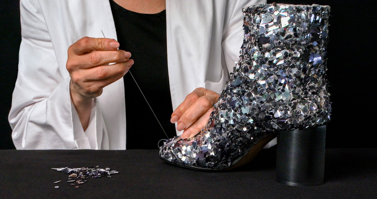 沒有玻璃鞋穿沒關係　Maison Margiela限量版Tabi破碎鏡面刺繡鞋款必須跟上