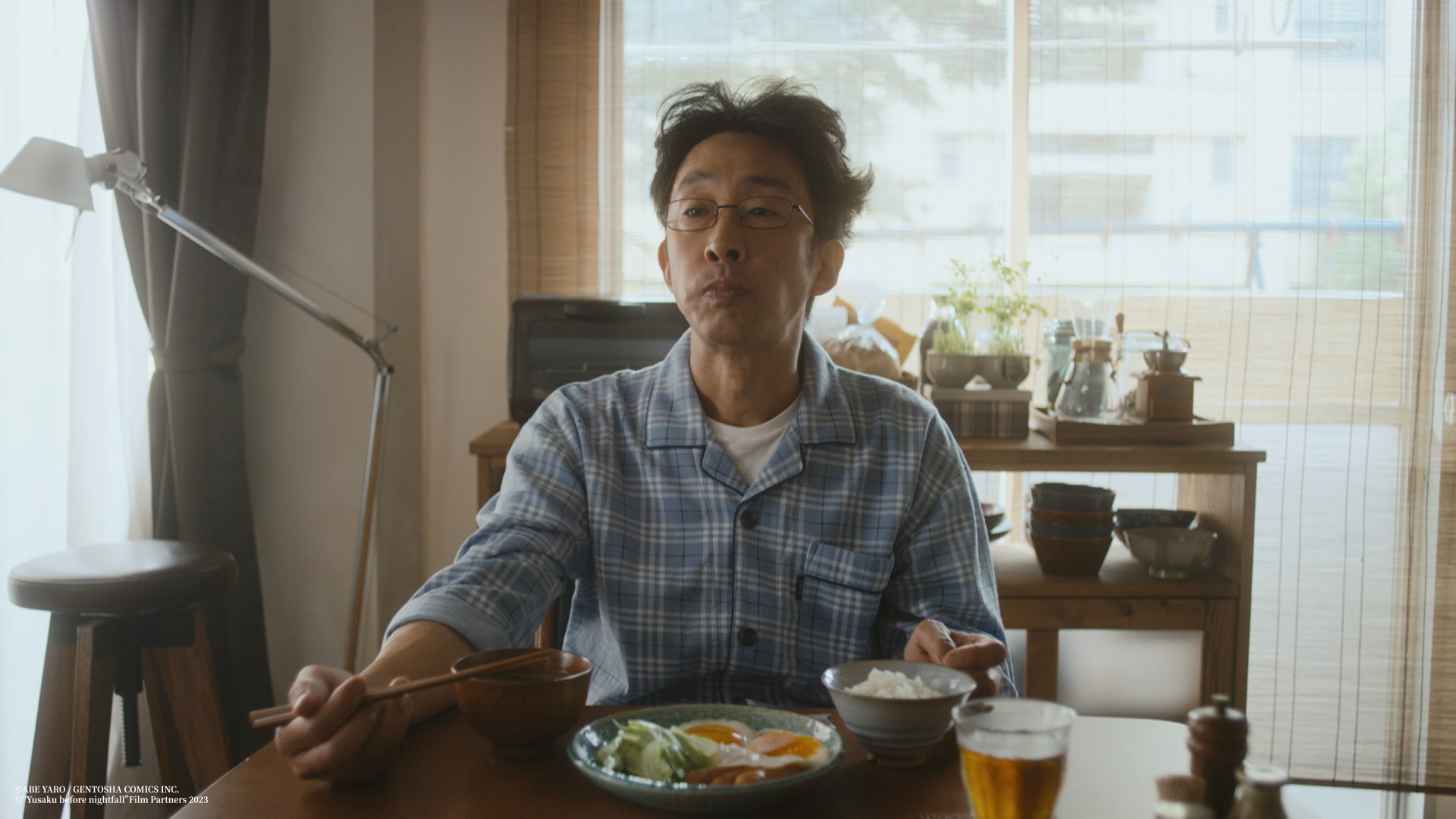 北村有起哉在《乾杯吧，優作！》飾演收工喜歡泡居酒屋的小咖演員。（原創娛樂提供）