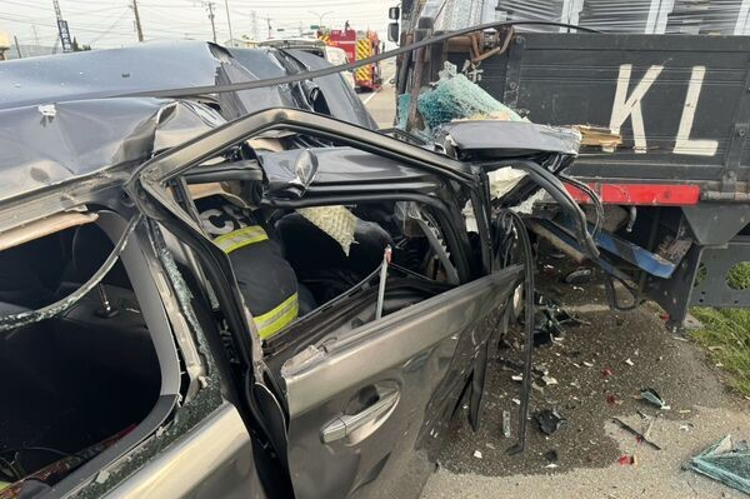 台中市龍井區今日下午發生嚴重車禍,一輛轎車因不明原因衝撞貨車,車頭遭嚴重擠壓,幾乎全毀。(翻攝畫面)