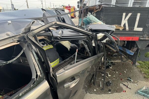 台中市龍井區今日下午發生嚴重車禍，一輛轎車因不明原因衝撞貨車，車頭遭嚴重擠壓，幾乎全毀。（翻攝畫面）