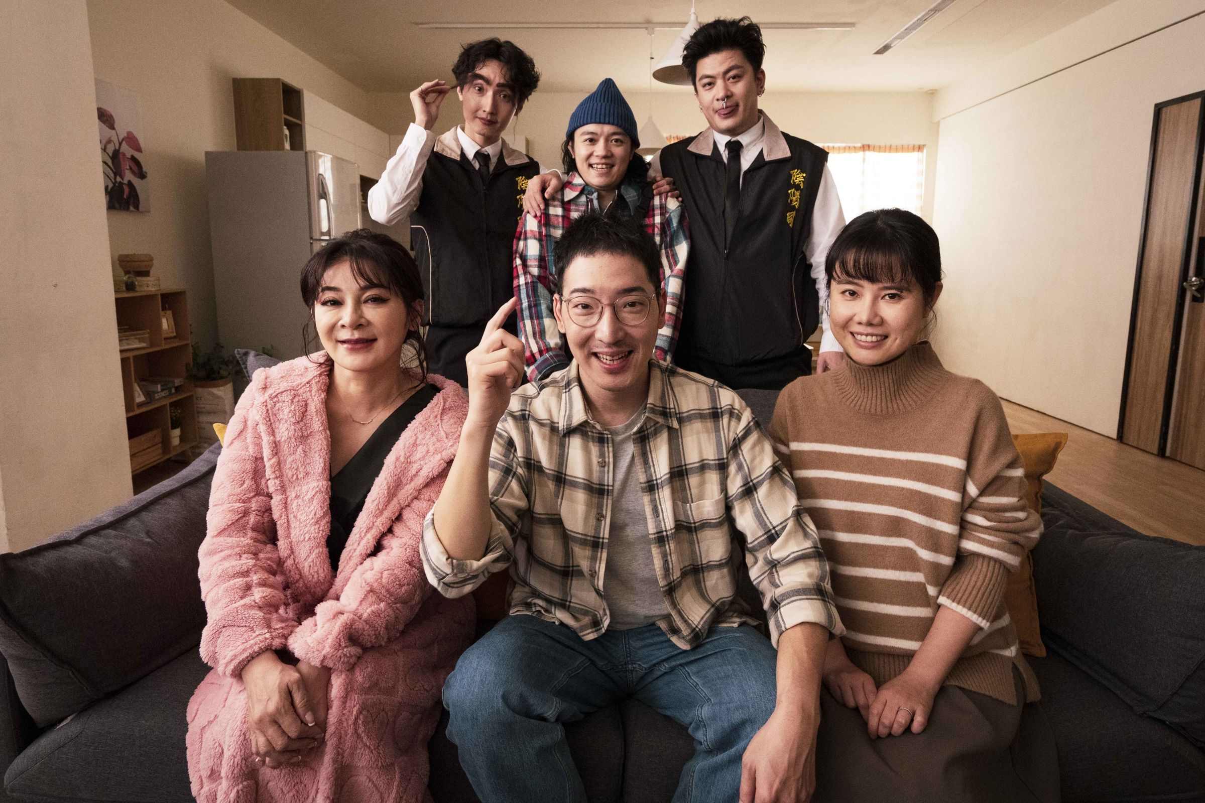 公視人生劇展《拍射吧廷方》帶黑色幽默風格主演群(前排左起)王彩樺、許時豪、彭若萱(前排左起)蕭東意、洪群鈞、黃建豪大展搞笑功力。(公視提供)