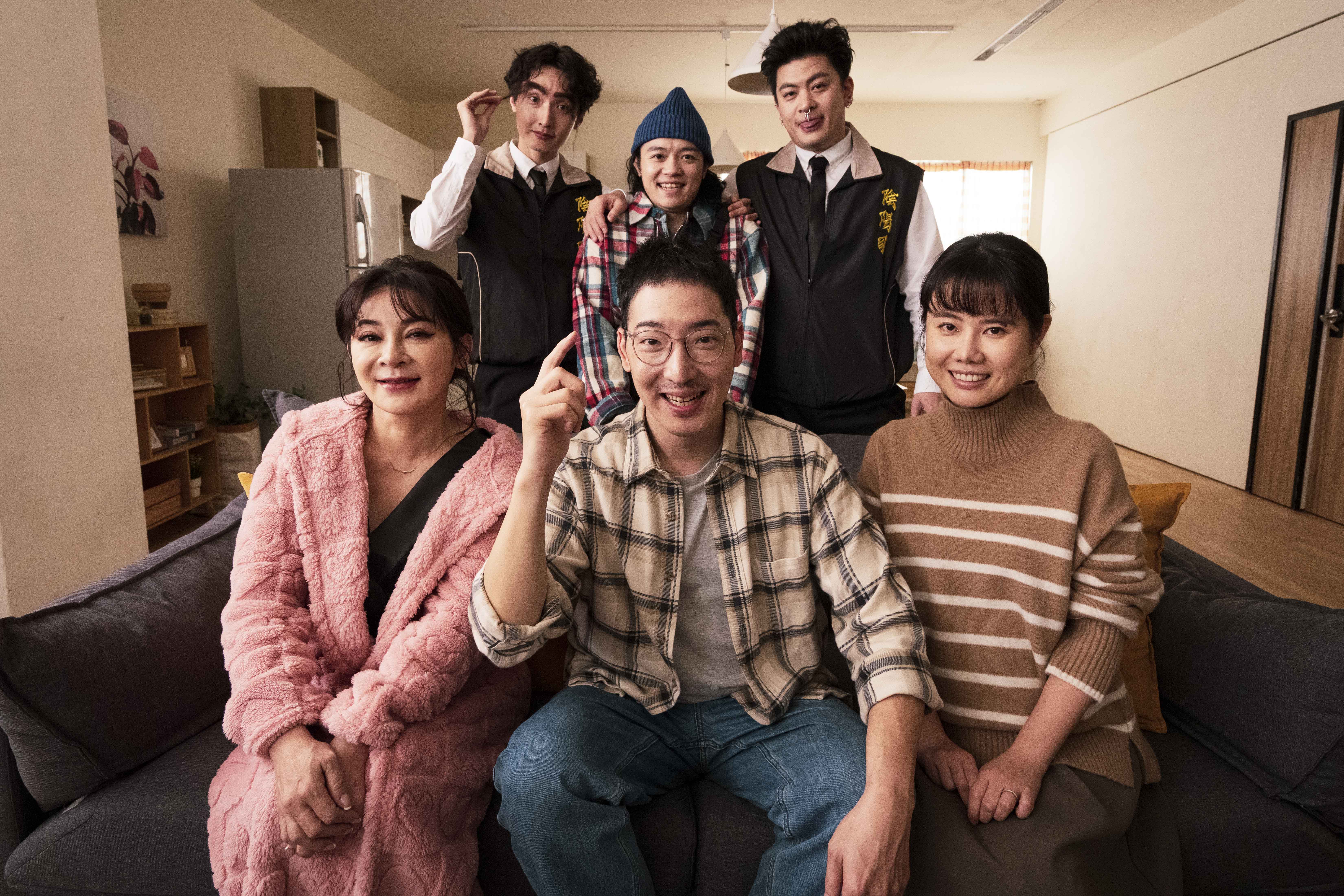 公視人生劇展《拍射吧廷方》帶黑色幽默風格主演群（前排左起）王彩樺、許時豪、彭若萱（前排左起）蕭東意、洪群鈞、黃建豪大展搞笑功力。（公視提供）
