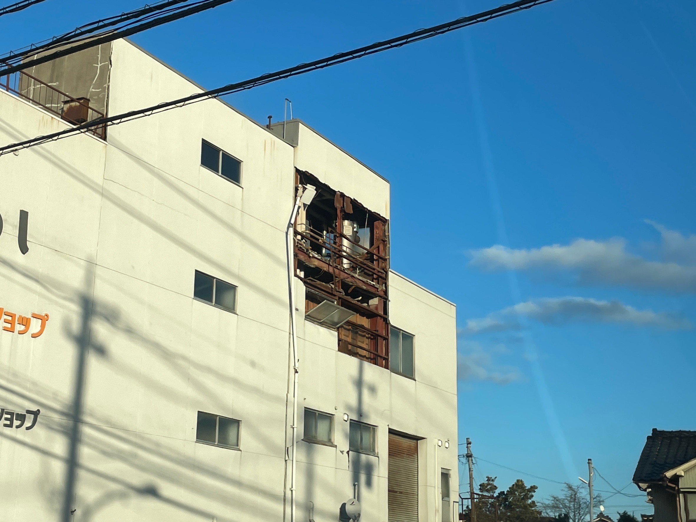 七尾市區的房舍建物崩塌掉落。