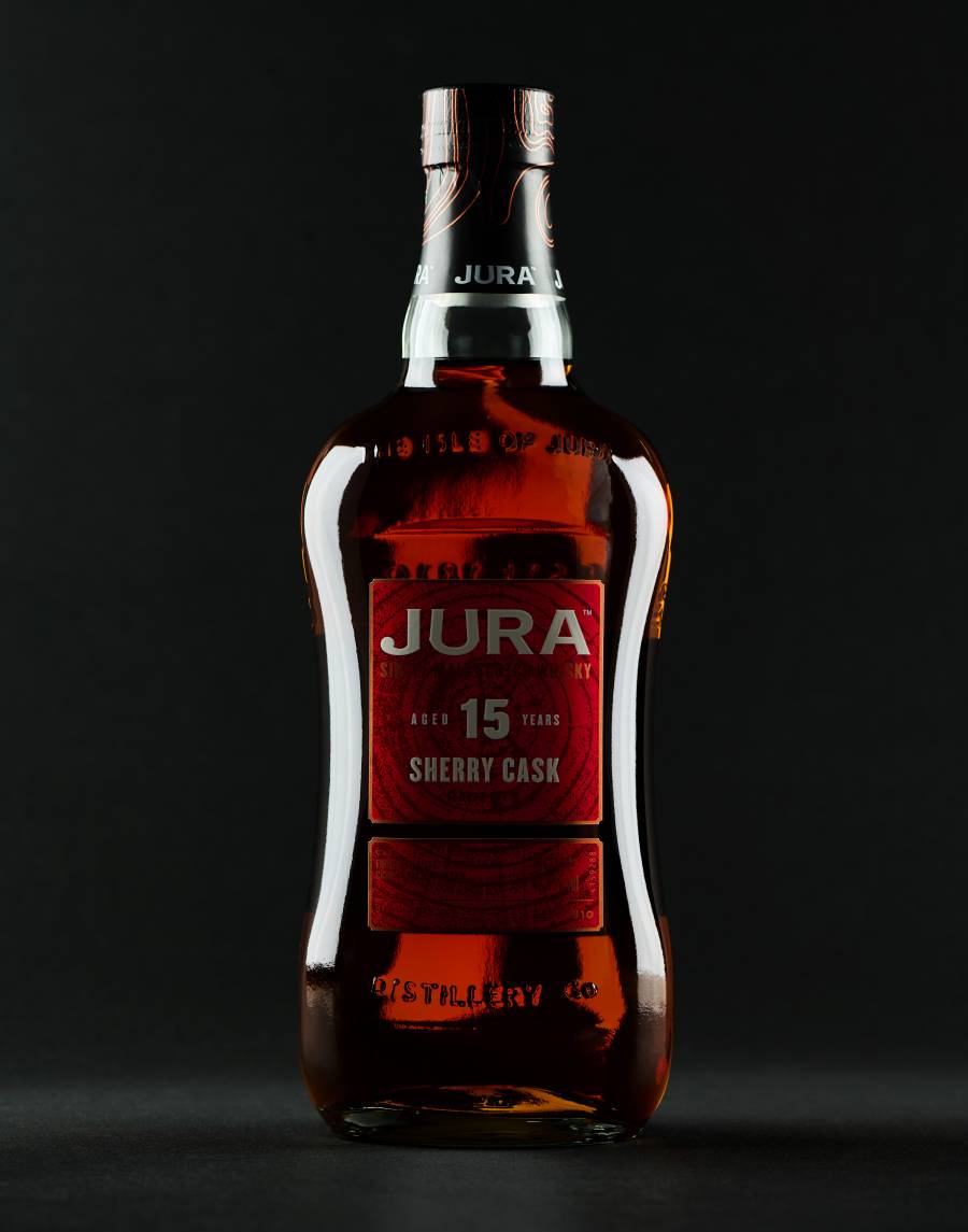 JURA 吉拉15年 類別:單一麥芽威士忌 產區:島嶼區 特色:由吉拉與台灣團隊共同研發,經島嶼區最高聳28呎蒸餾器蒸餾工序,起初於美國波本橡木桶中熟成,而後轉往來自雪莉桶原鄉西班牙赫雷斯(Jerez)地區頂級手工Oloroso雪莉桶中窖藏。香氣有蜂蜜、柑橘、杏桃甜桃、黑巧克力;入口則有蜂蜜柑橘伴隨海岸微風,尾隨桃李、黑巧克力相互交織。 酒精:42.8% 建議售價:約NT$1,850