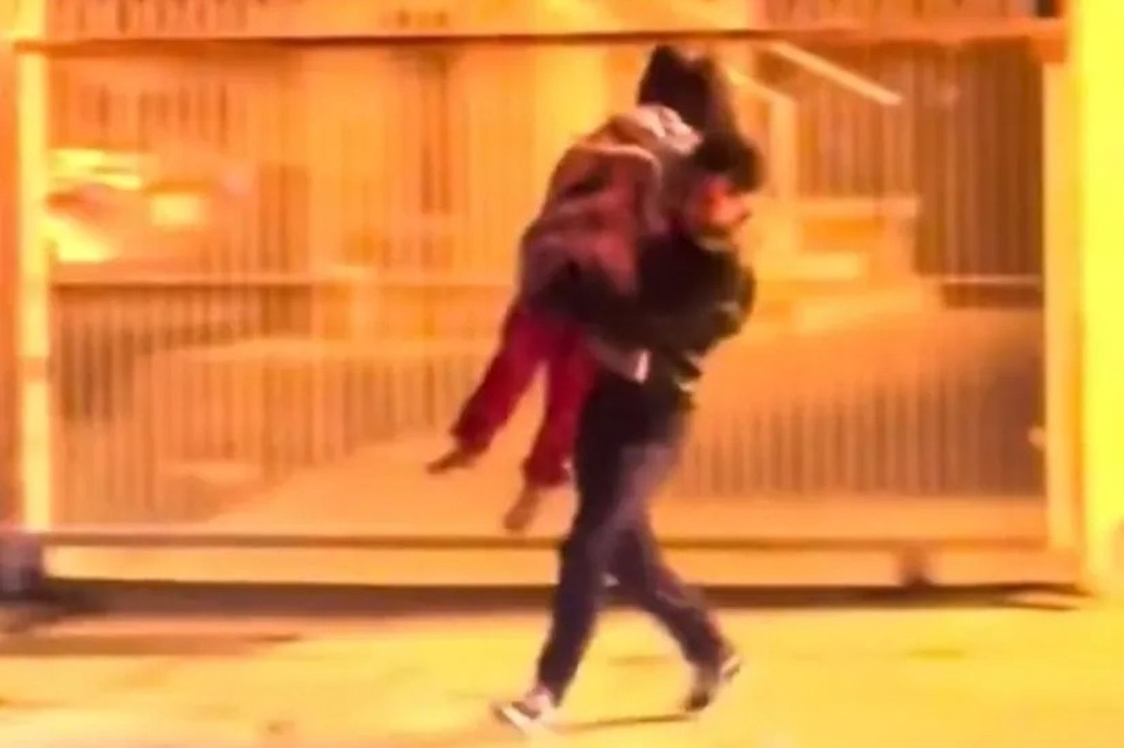 真英雄無誤!下班救護員衝破烈焰 徒手抱出7歲女童一幕感動無數人