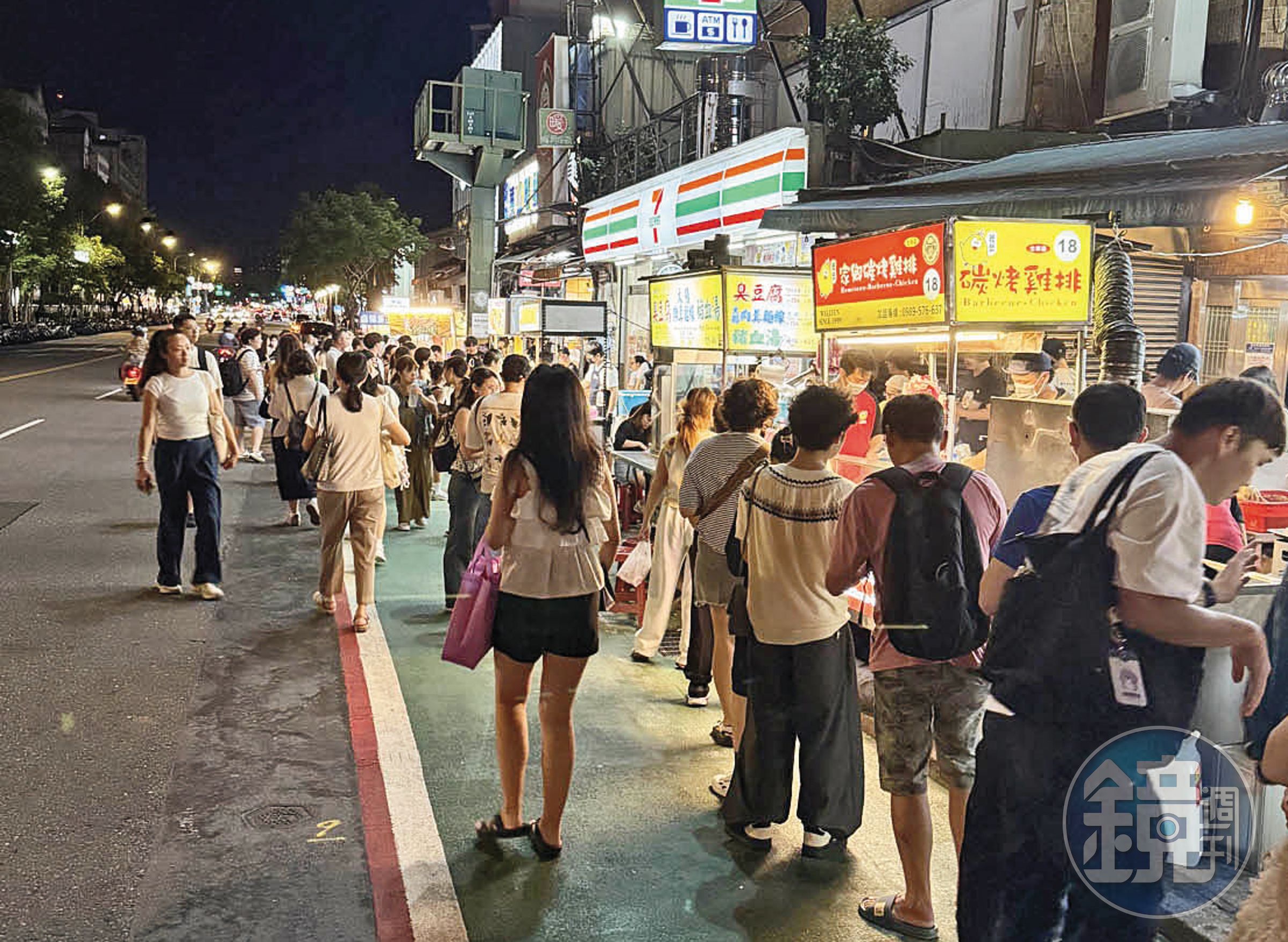 士林夜市攤商占用人行道做生意，造成人車爭道景象，但市府將其視為特殊文化免罰，引發議論。（讀者提供）