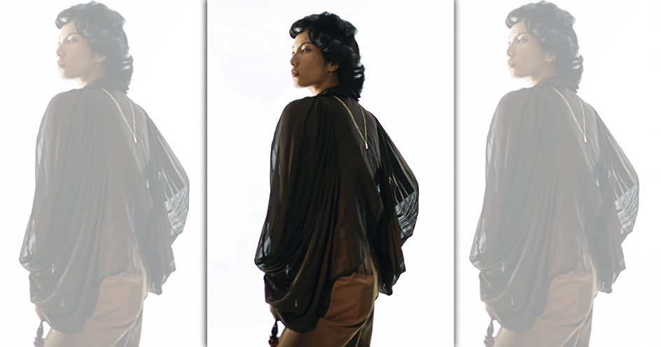 Brace亞麻襯衫 價格店洽 by Loro Piana／咖啡色寬版長褲 NT$25,800 by Max Mara／CŒUR金色飾面項鍊 NT$33,000 by CELINE BY HEDI SLIMANE／流蘇腰帶 NT$16,900 by Max Mara