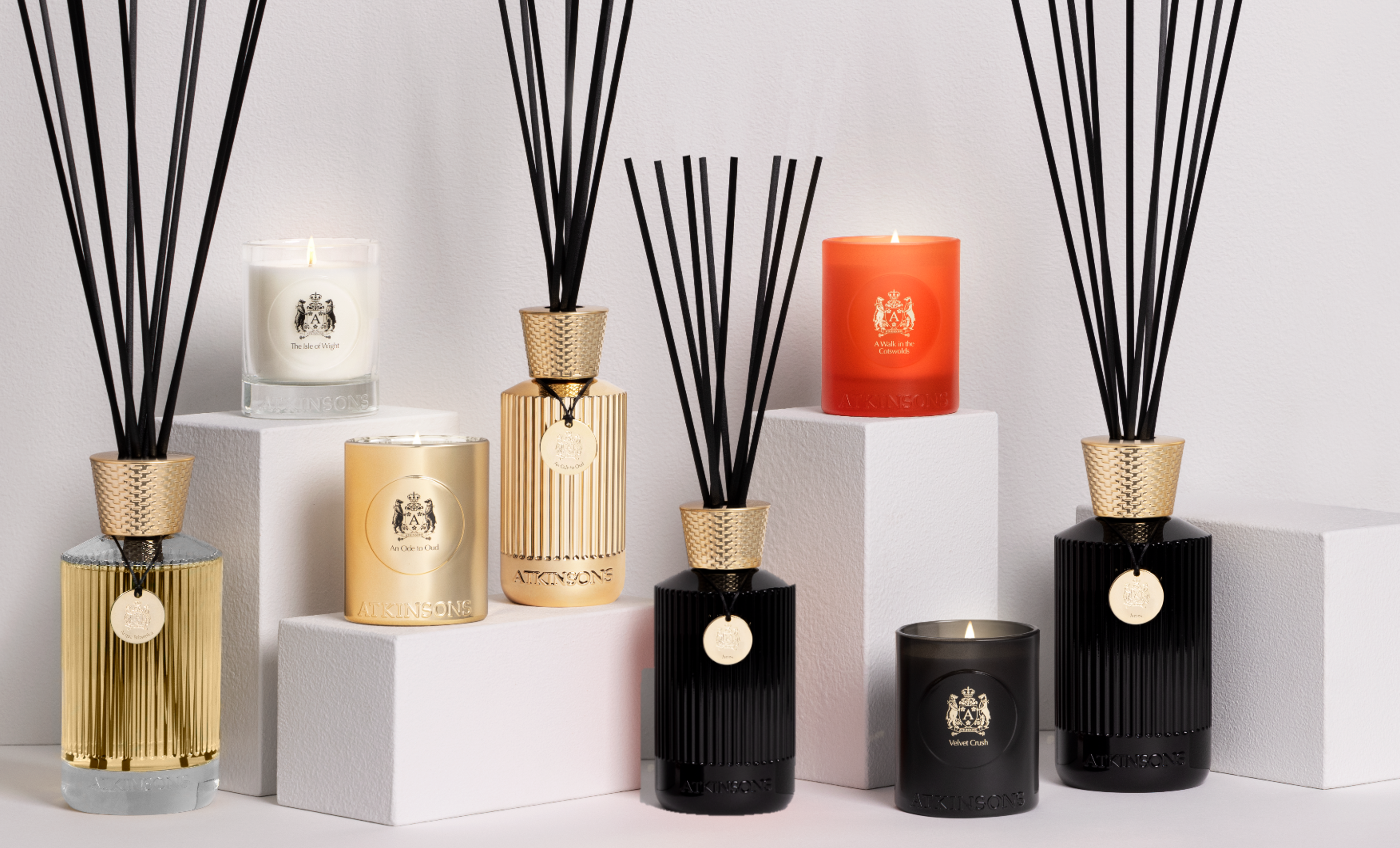 起源於19世紀倫敦街坊的「ATKINSONS阿特金森」憑藉奧圖玫瑰製香一舉成名，更因此榮獲皇室御用香氛殊榮。自此之後，這股迷人香氣迅速征服了整個倫敦的上流社會和貴族圈，成為當時最為人矚目的時尚象徵。