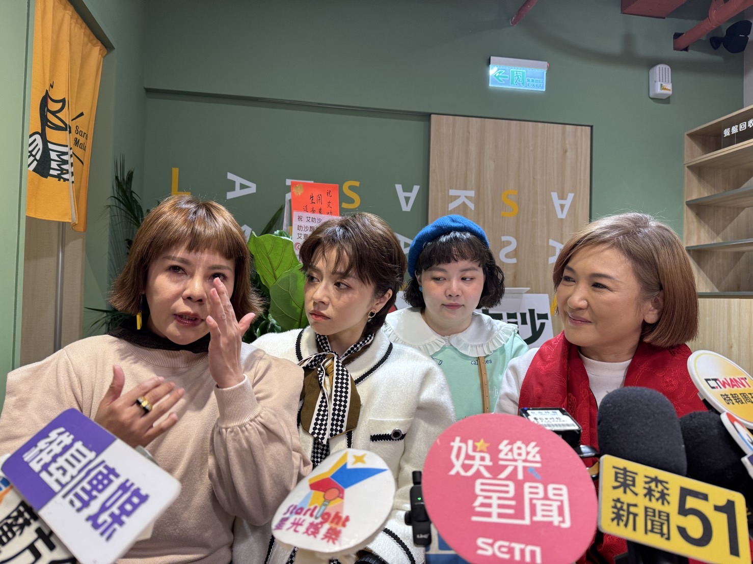 王瞳和宮美樂夾在錦雯和姚黛瑋中間尷尬。