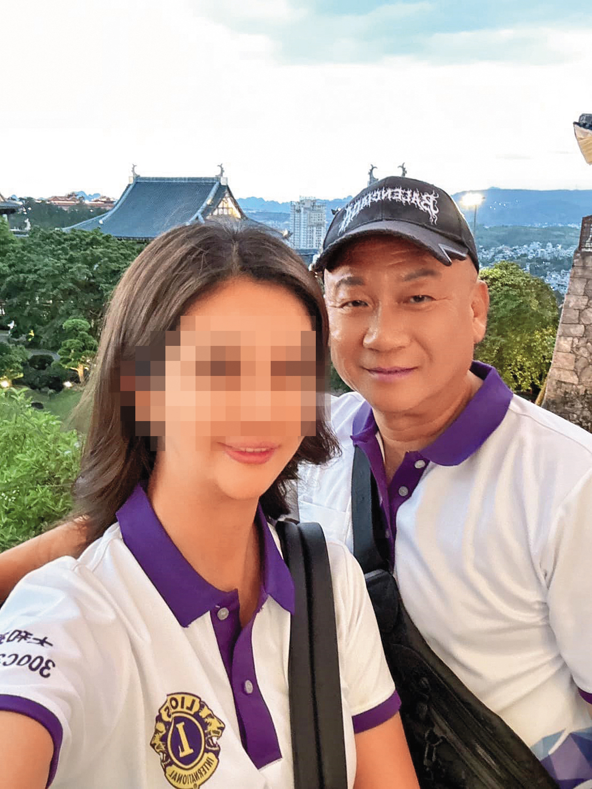 向孝維（右）相當光明正大地另組家庭，且小三（左）已成居之友的董事，如同正宮一般。（翻攝自向孝維臉書）