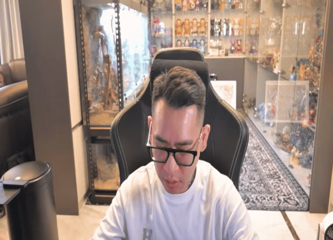 蹦闆直播到一半突然被上門搜索,錯愕表情全放送。(翻攝自蹦闆YouTube)